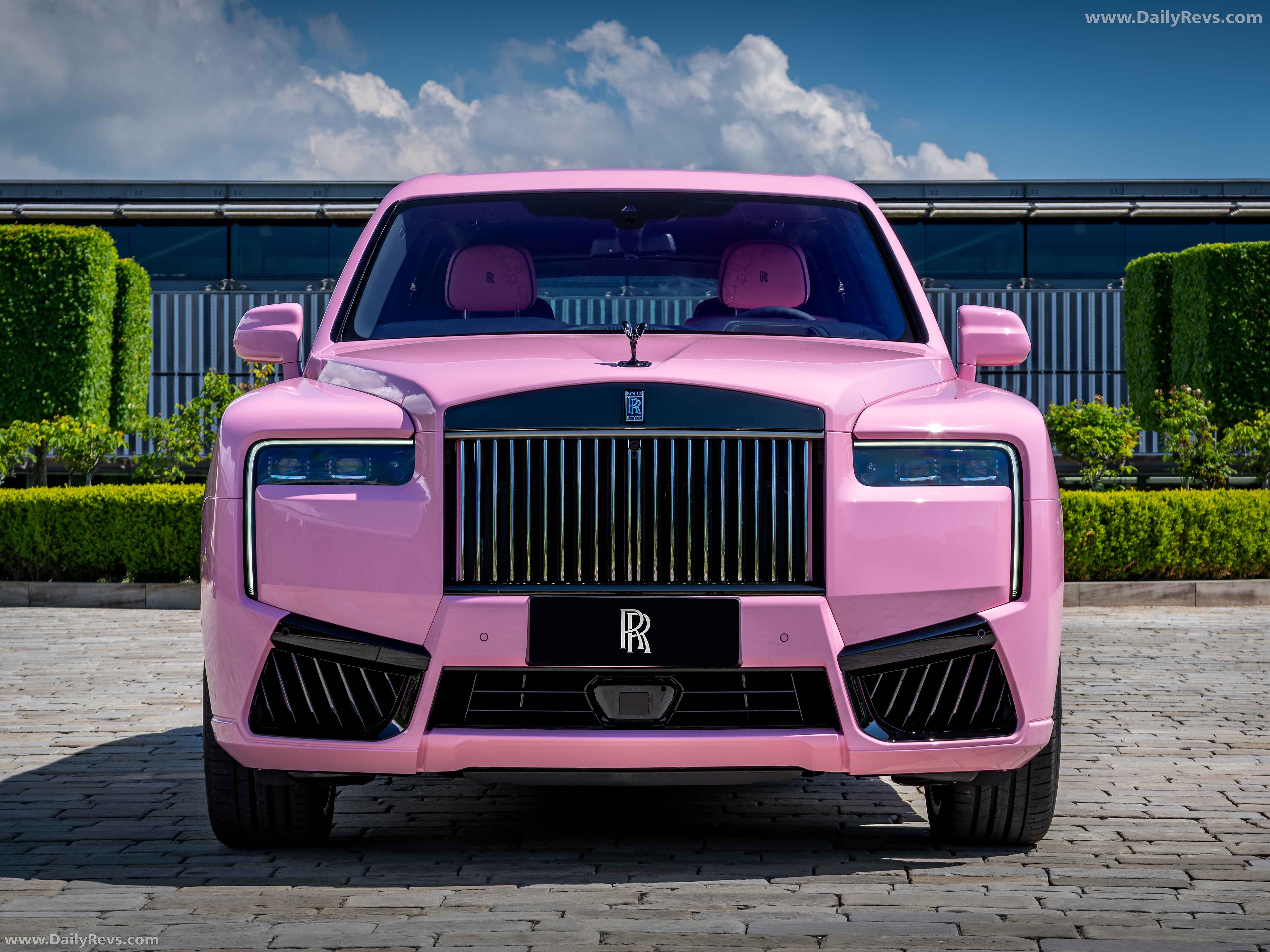 2026 Rolls-Royce Cullinan Black Badge Chinese Mural Art Front View