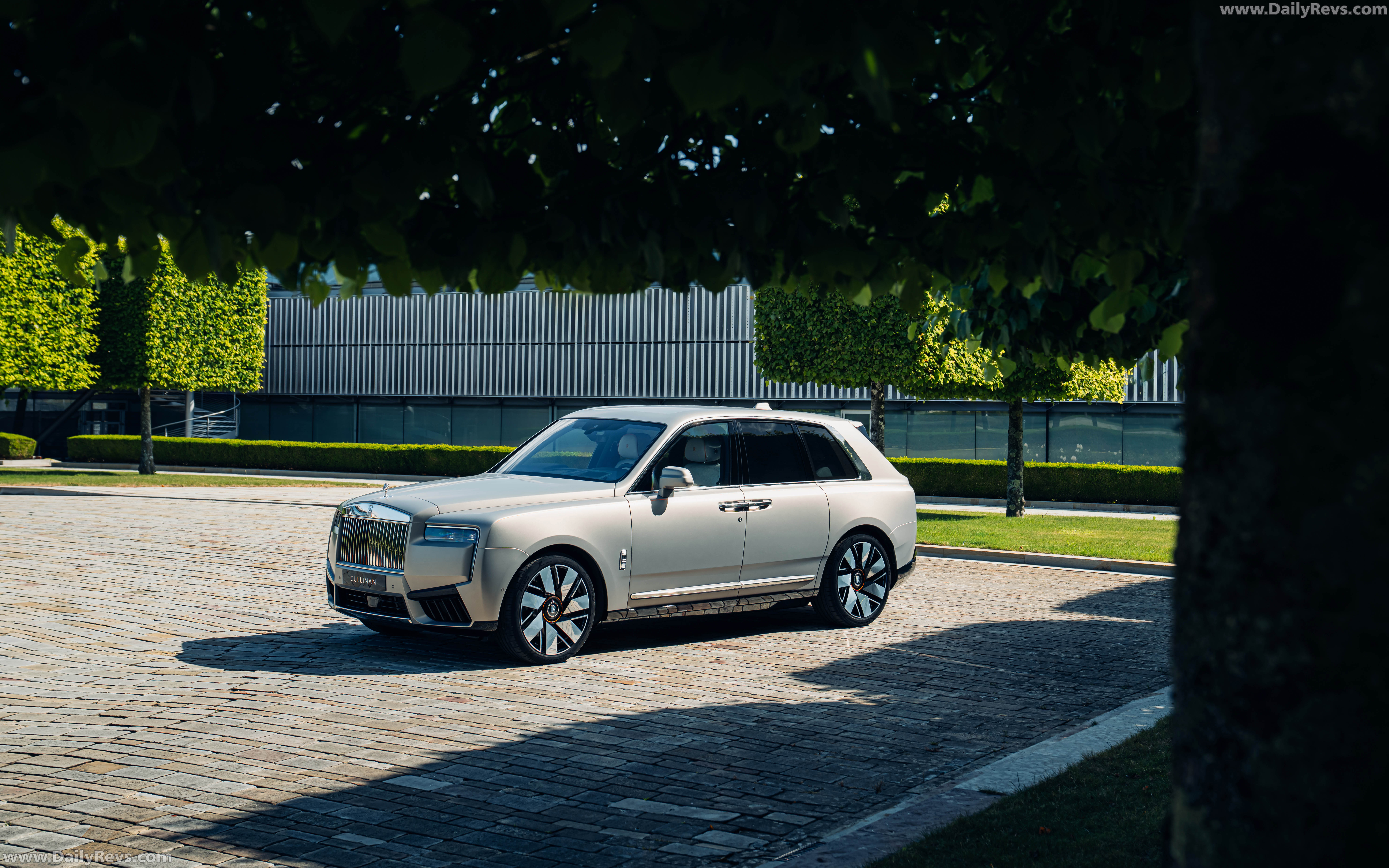 2026 Rolls-Royce Cullinan Bohemian Sunset Front View