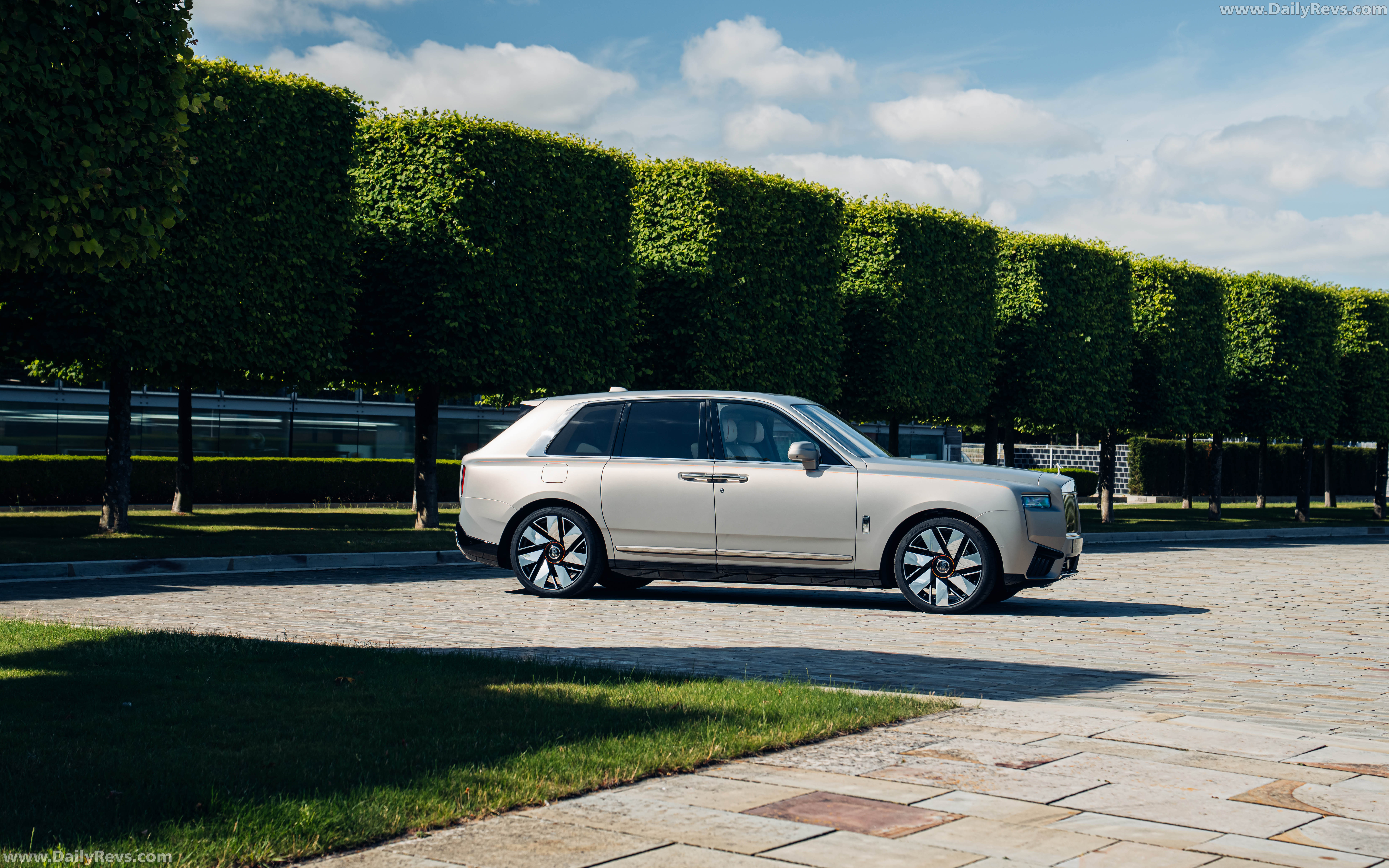 2026 Rolls-Royce Cullinan Bohemian Sunset Side View