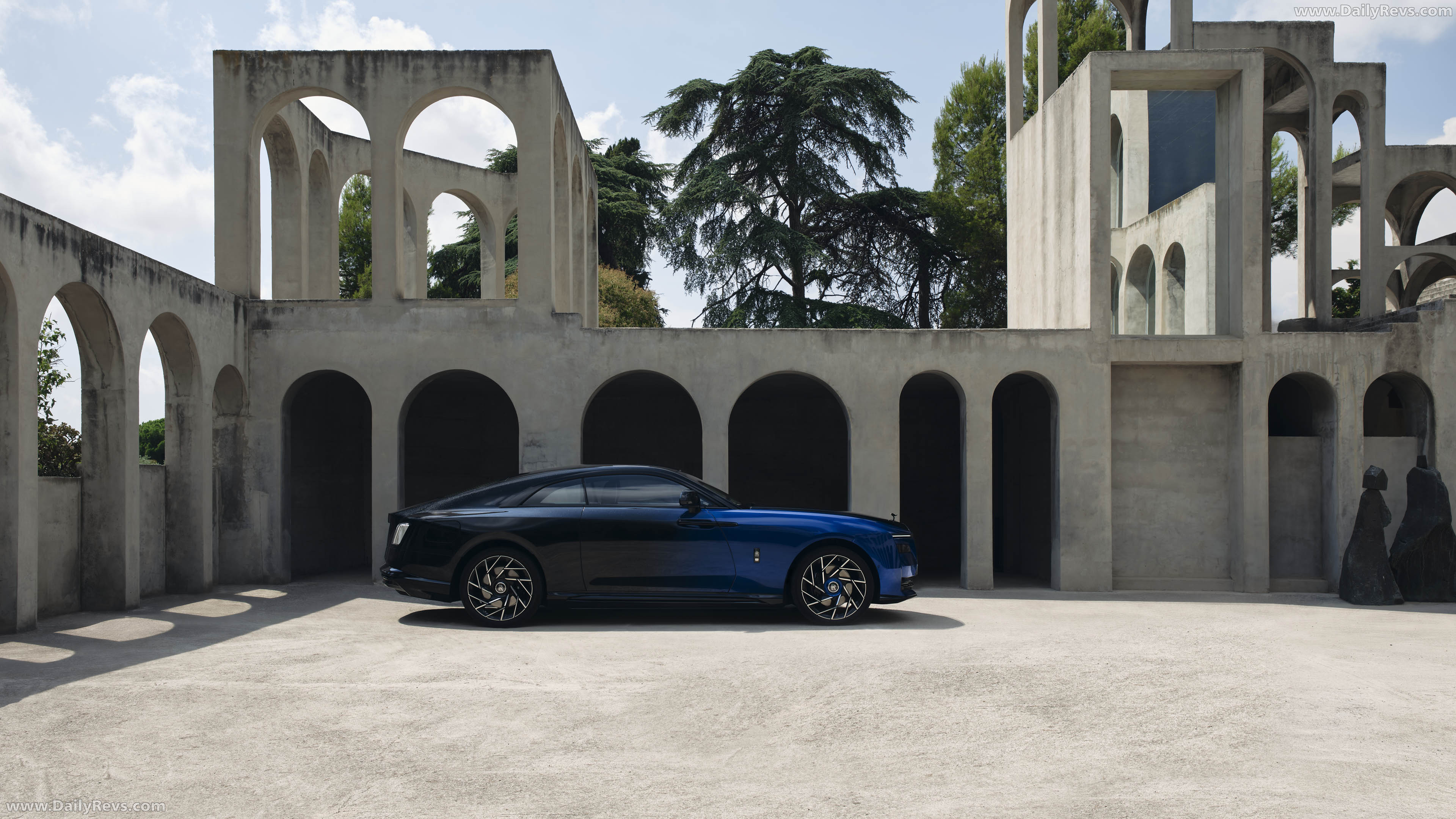 2027 Rolls-Royce Spectre Black Badge Series II Gradient Side View