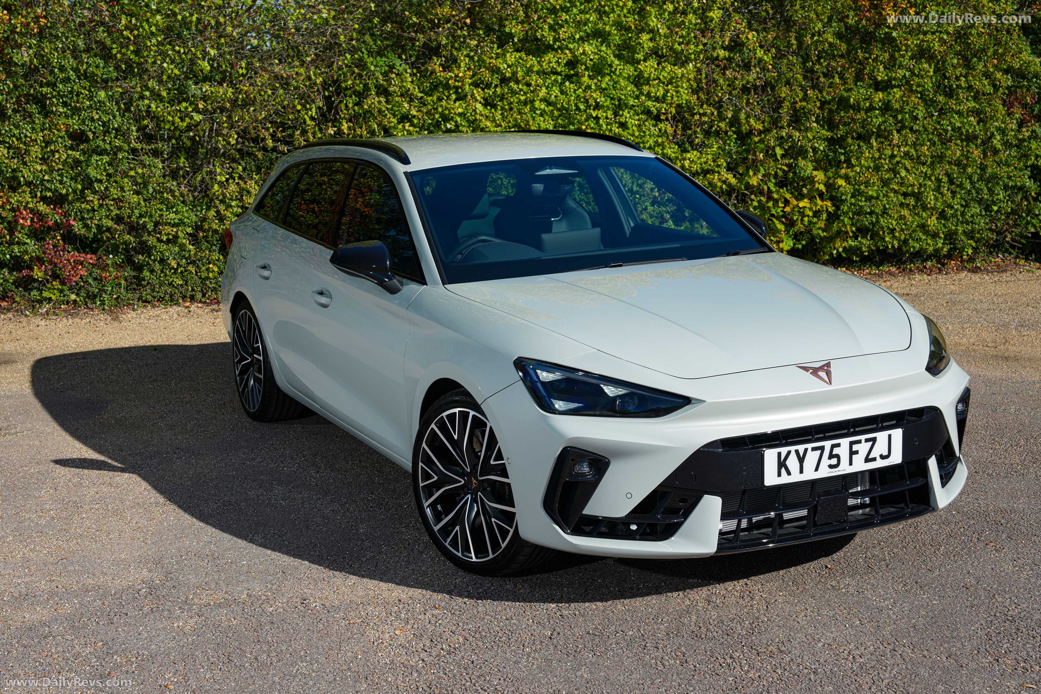 2025 Seat Cupra Leon Sportstourer UK Version Front View