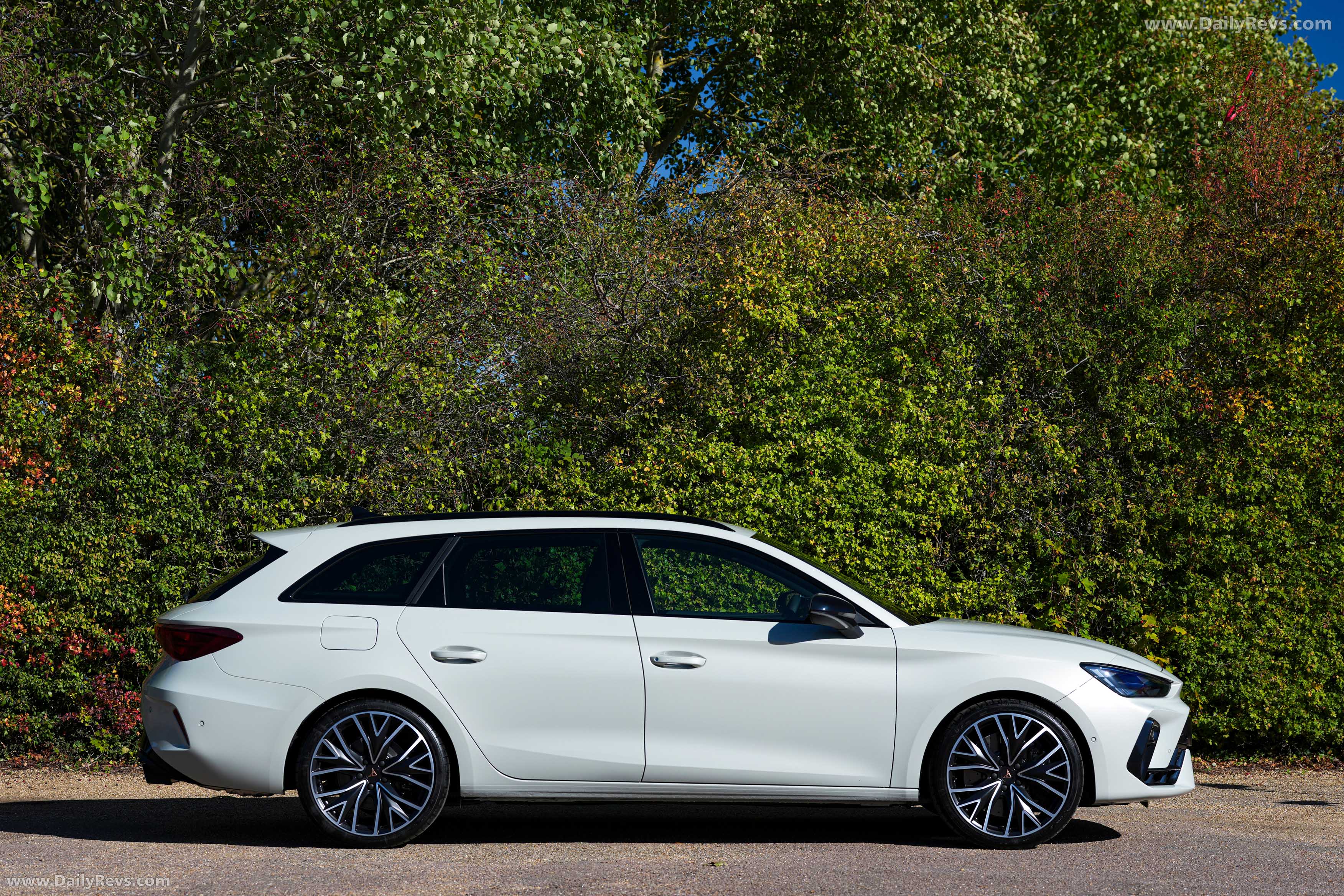 2025 Seat Cupra Leon Sportstourer UK Version Side View