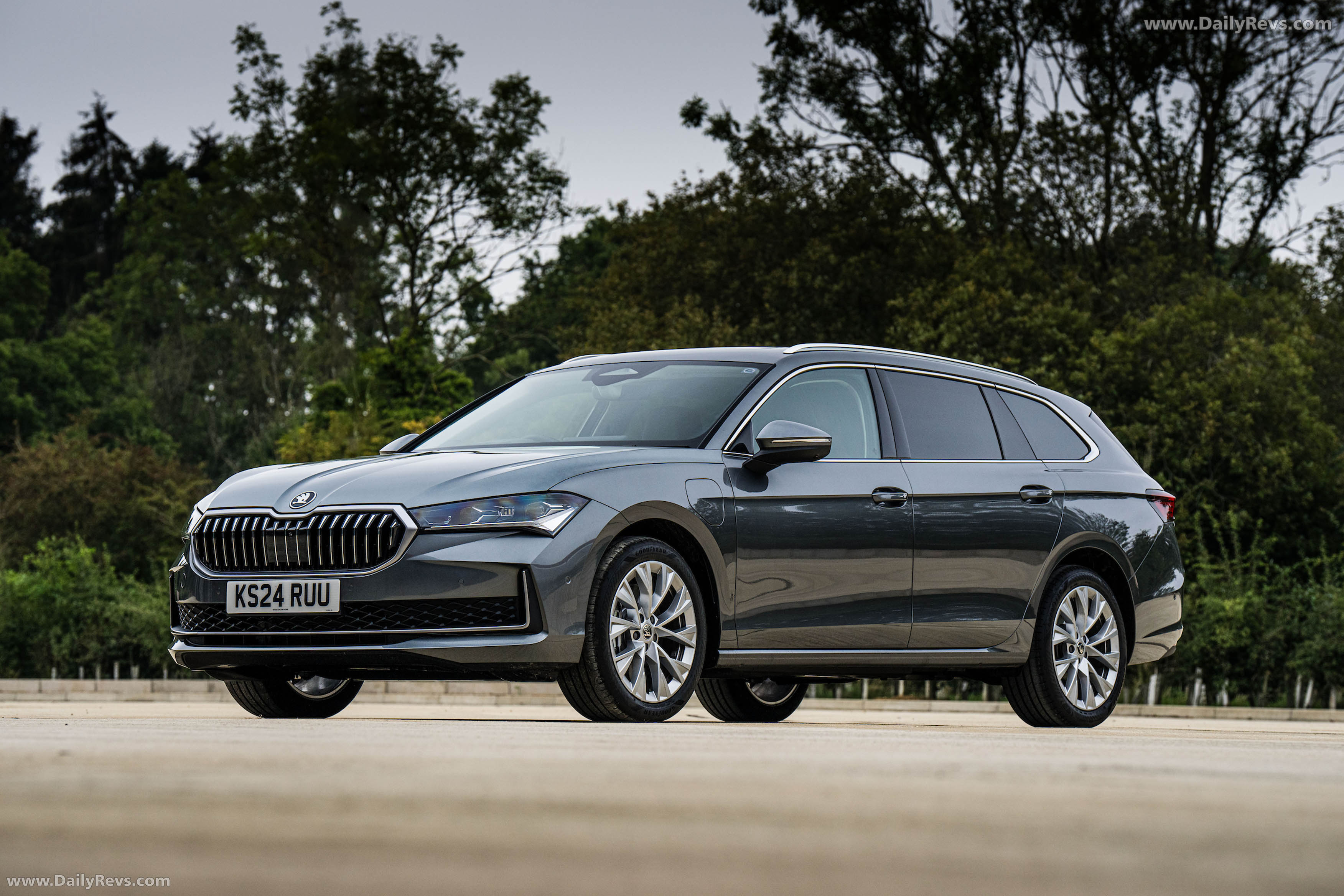 2024 Skoda Superb Combi iV Mk4 UK Version Front View