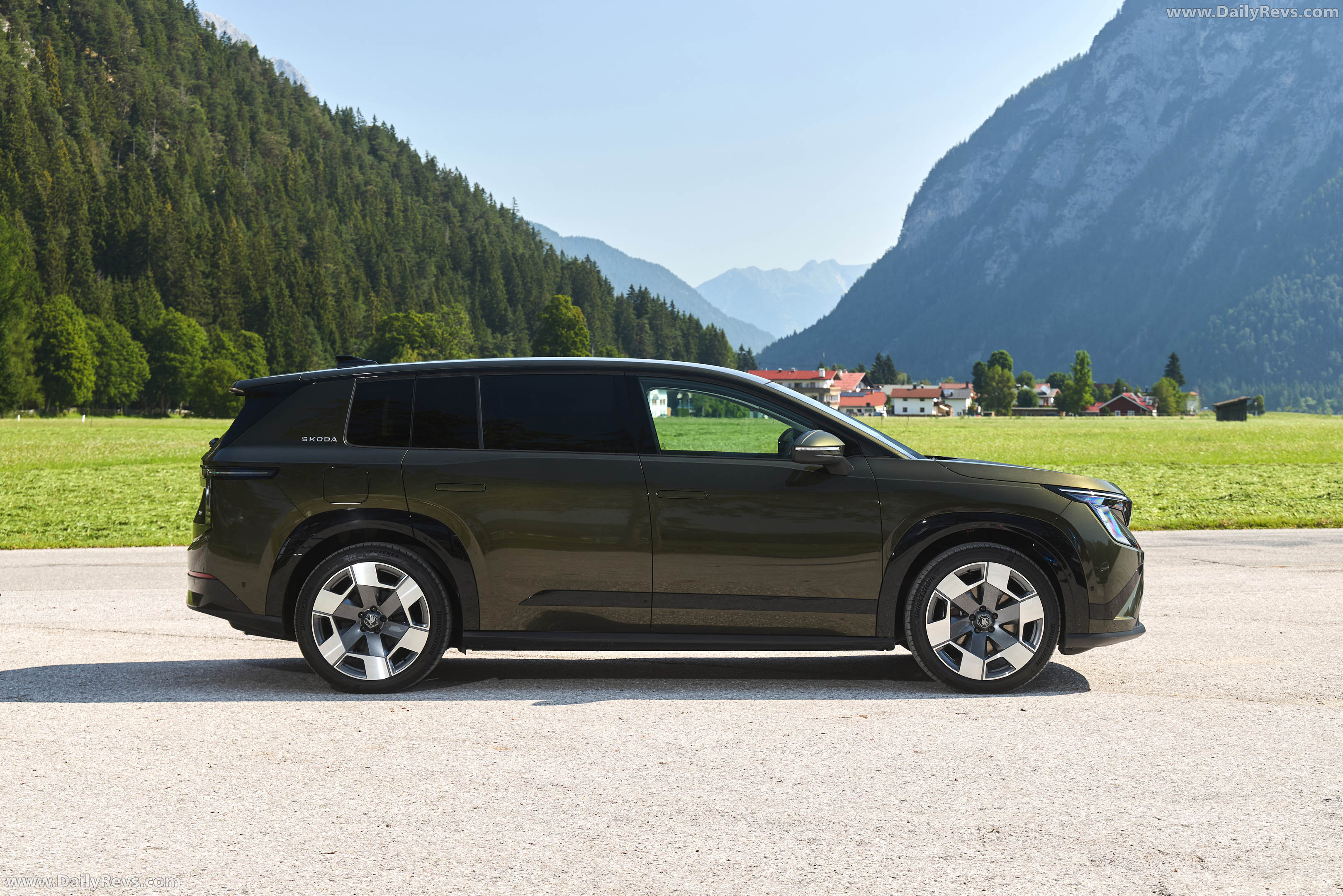 2027 Skoda Peaq Olibo Green Side View