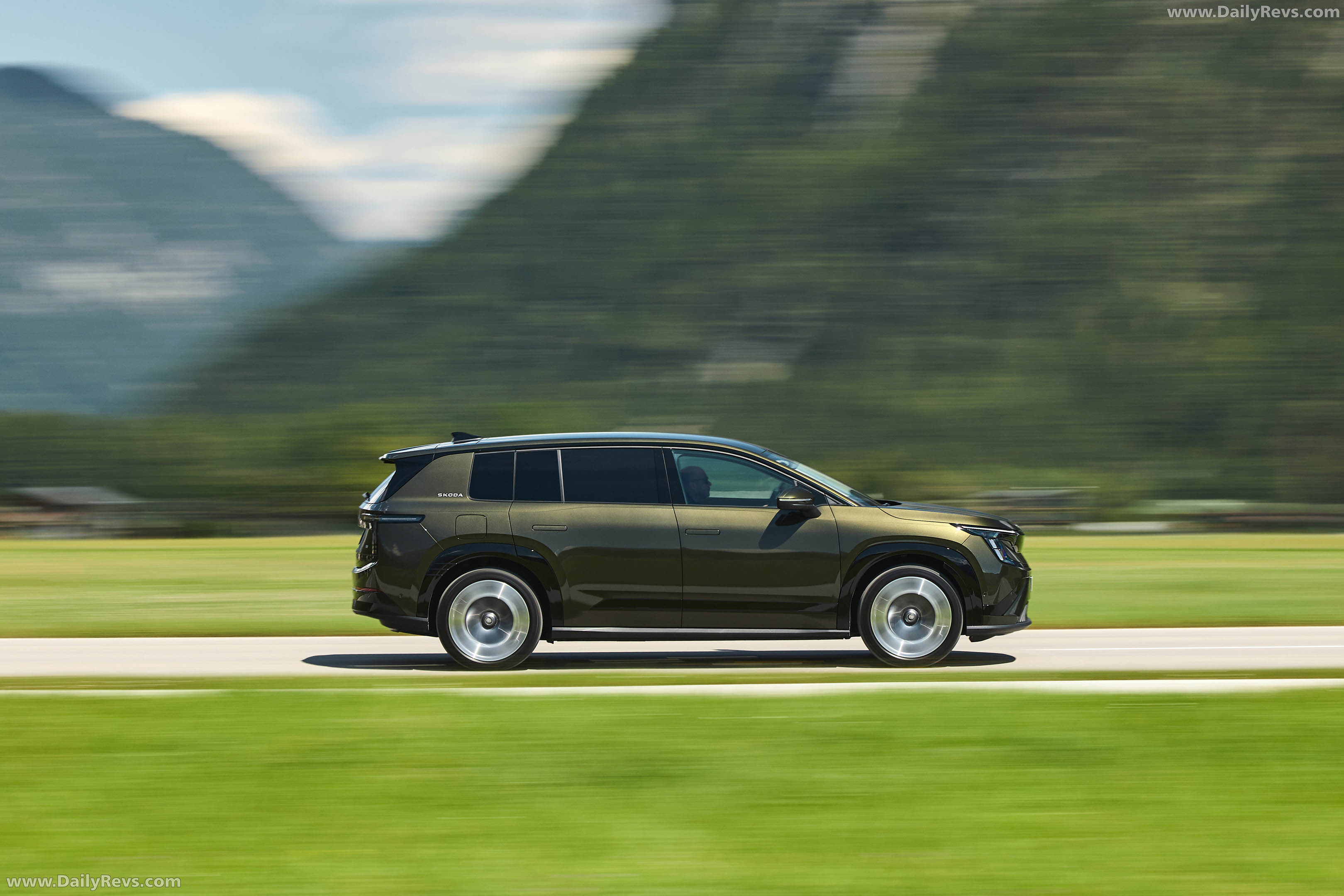 2027 Skoda Peaq Olibo Green Side View