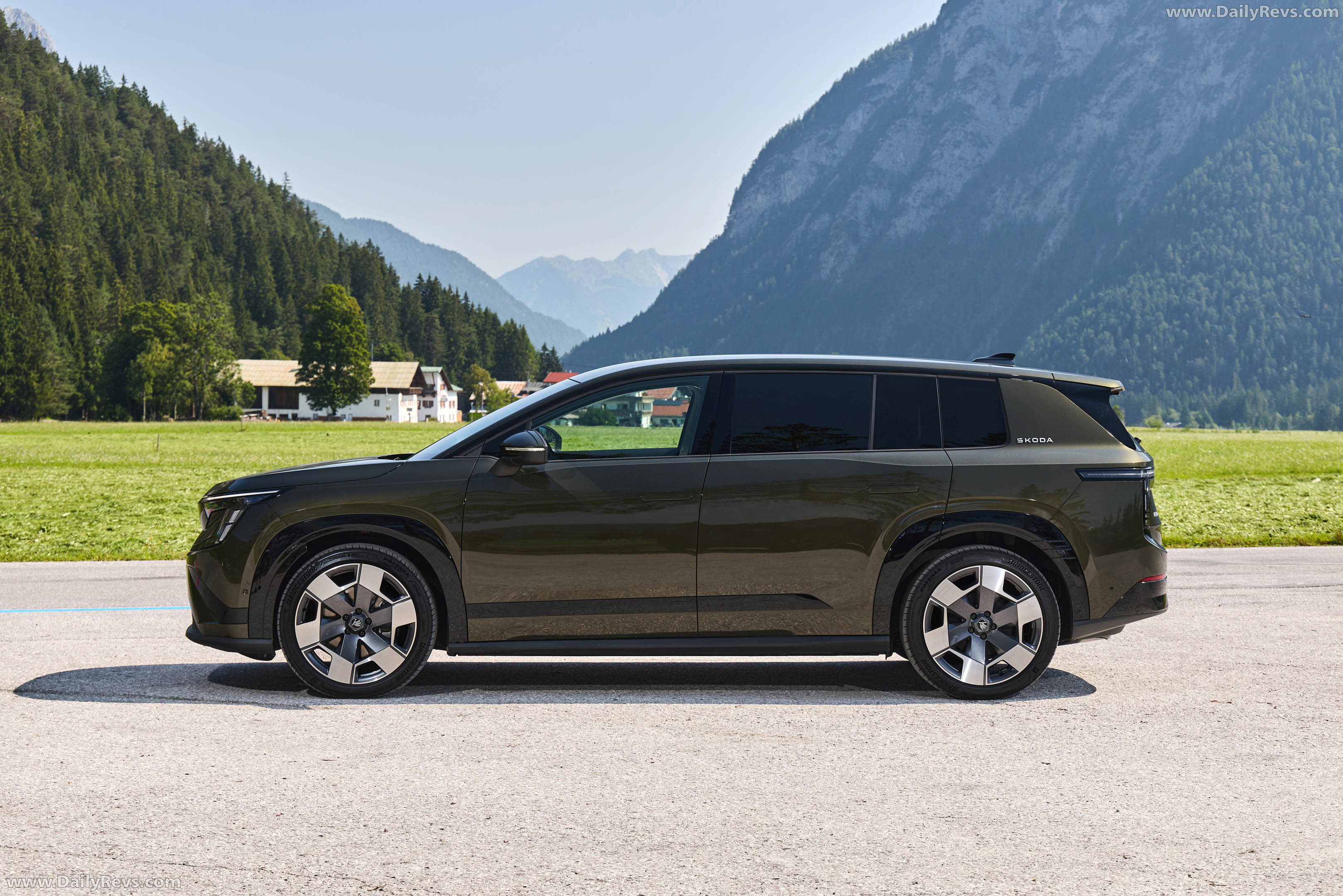 2027 Skoda Peaq Olibo Green Side View