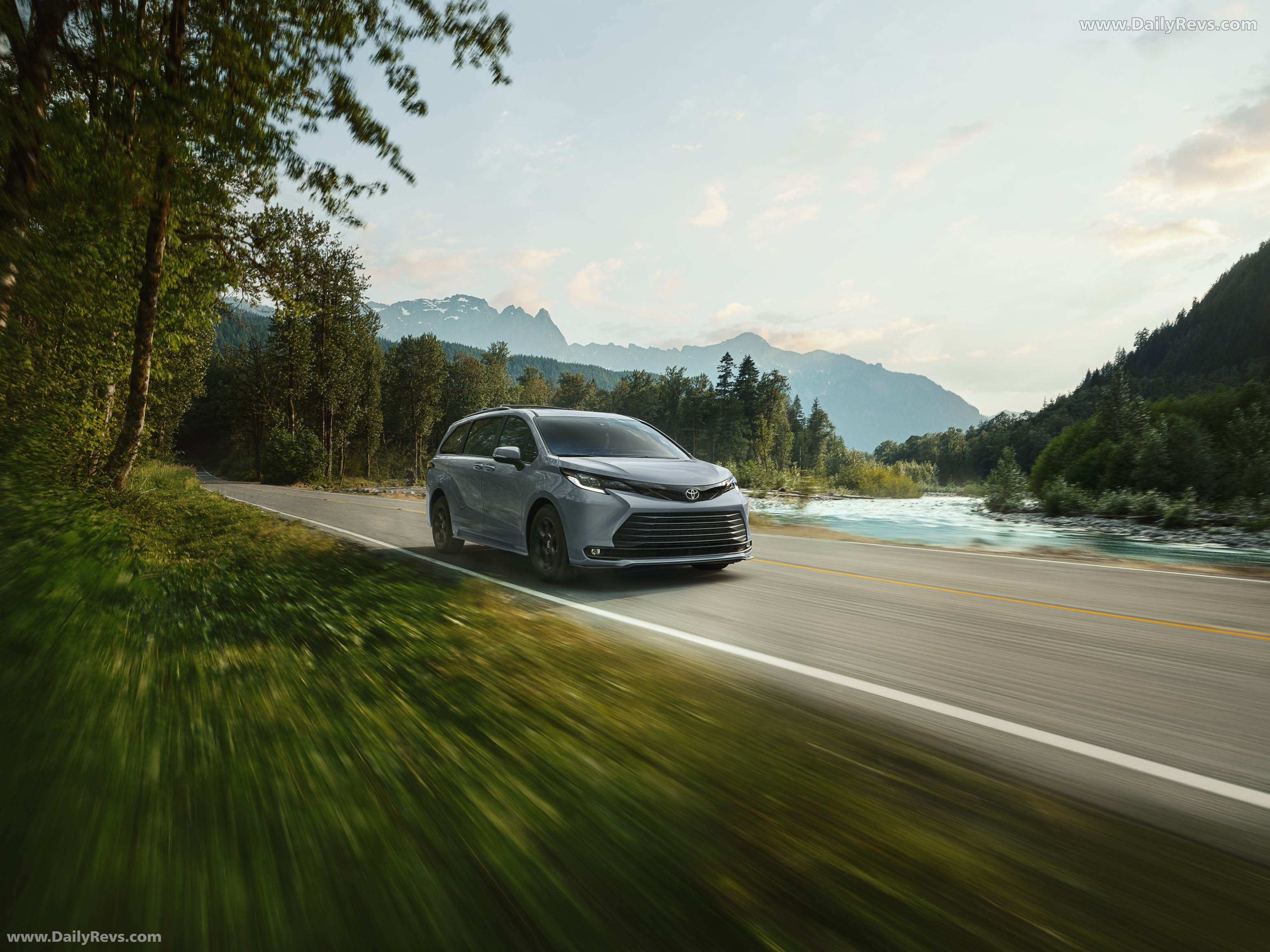 2025 Toyota Sienna Woodland Front View