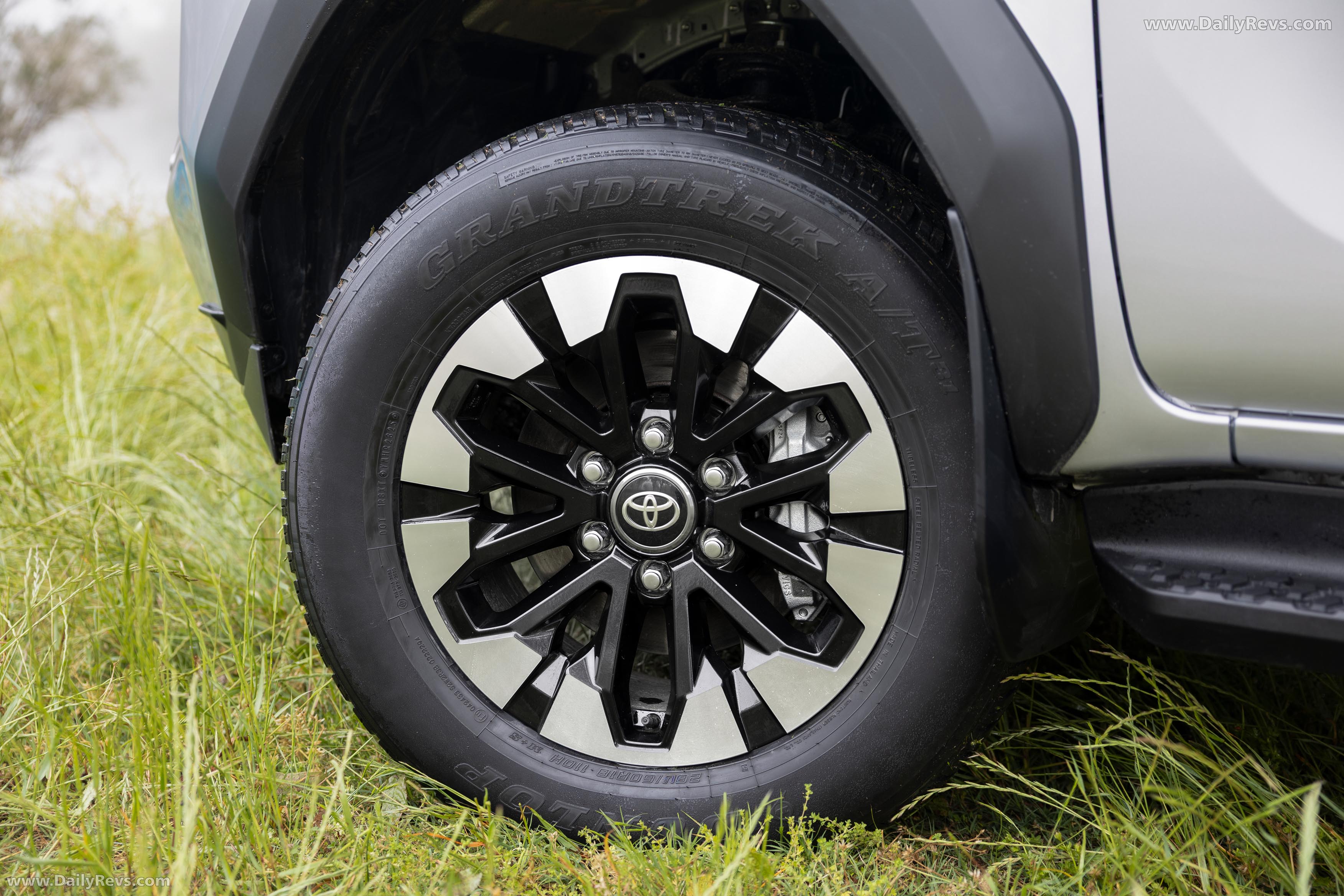 2026 Toyota HiLux SR5 Exterior