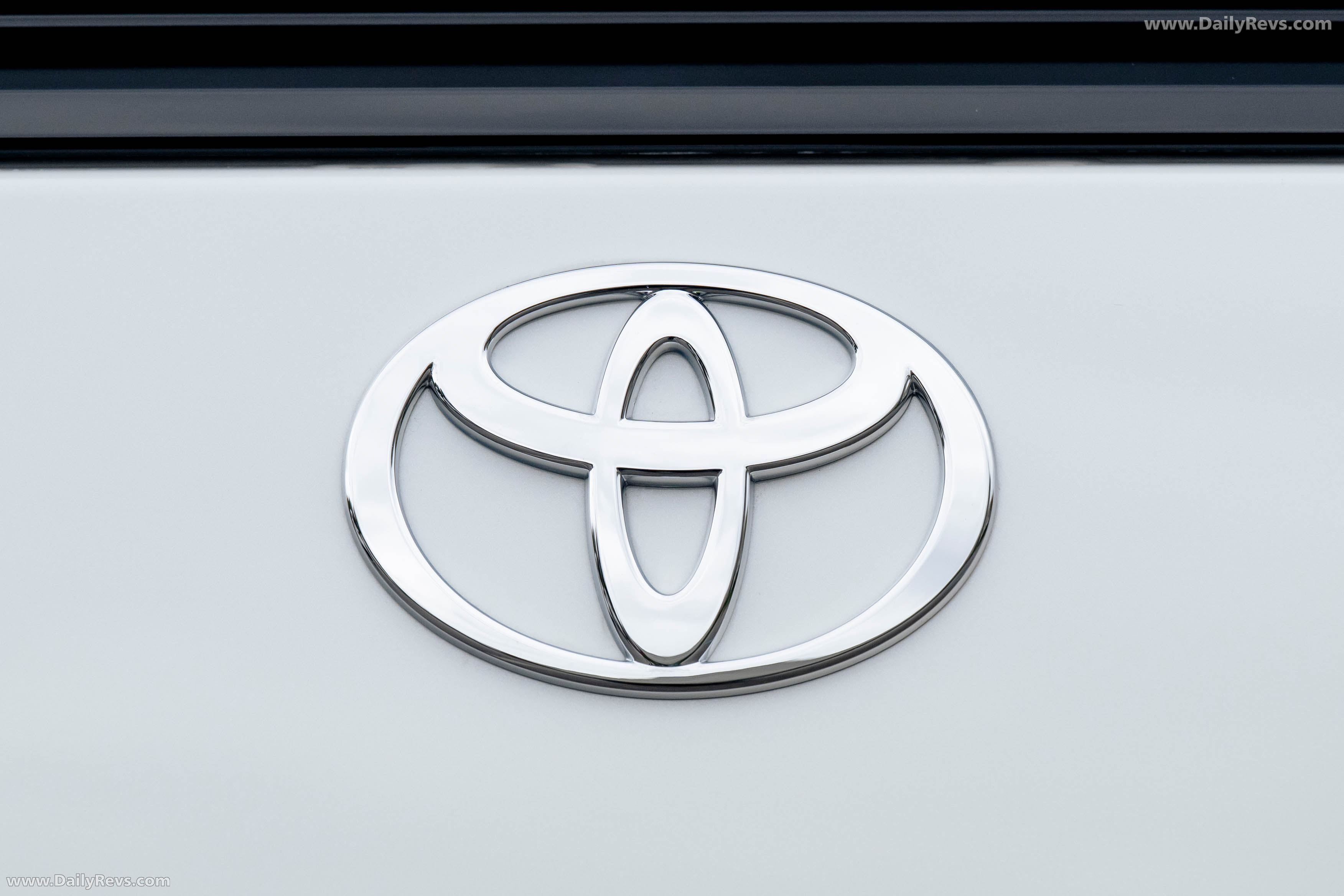 2026 Toyota Urban Cruiser AWD Lunar White Exterior