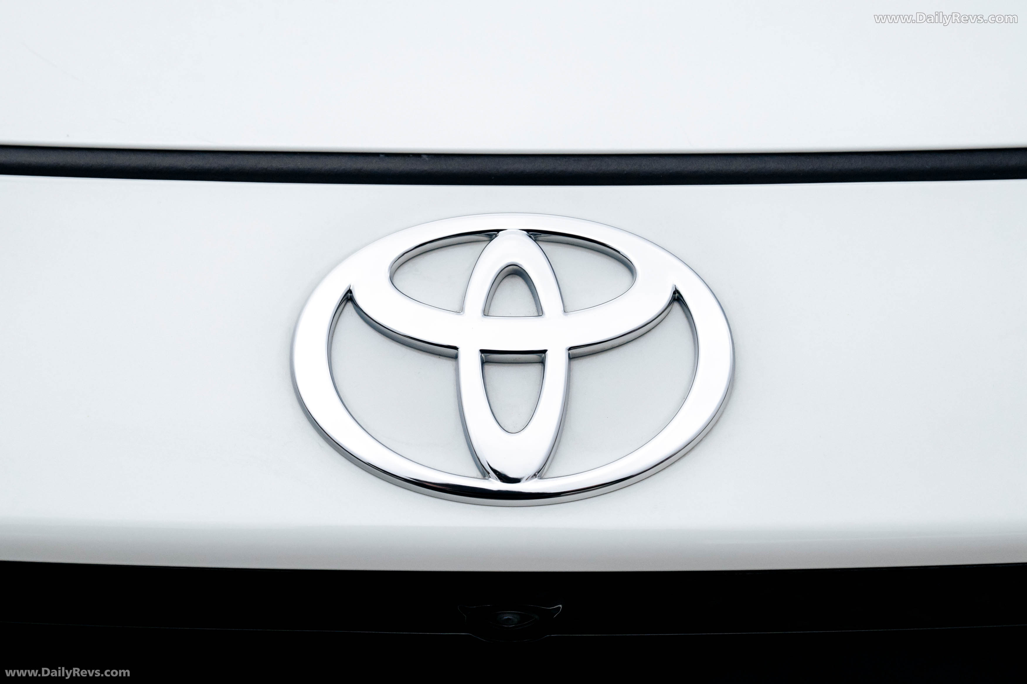 2026 Toyota Urban Cruiser AWD Lunar White Exterior