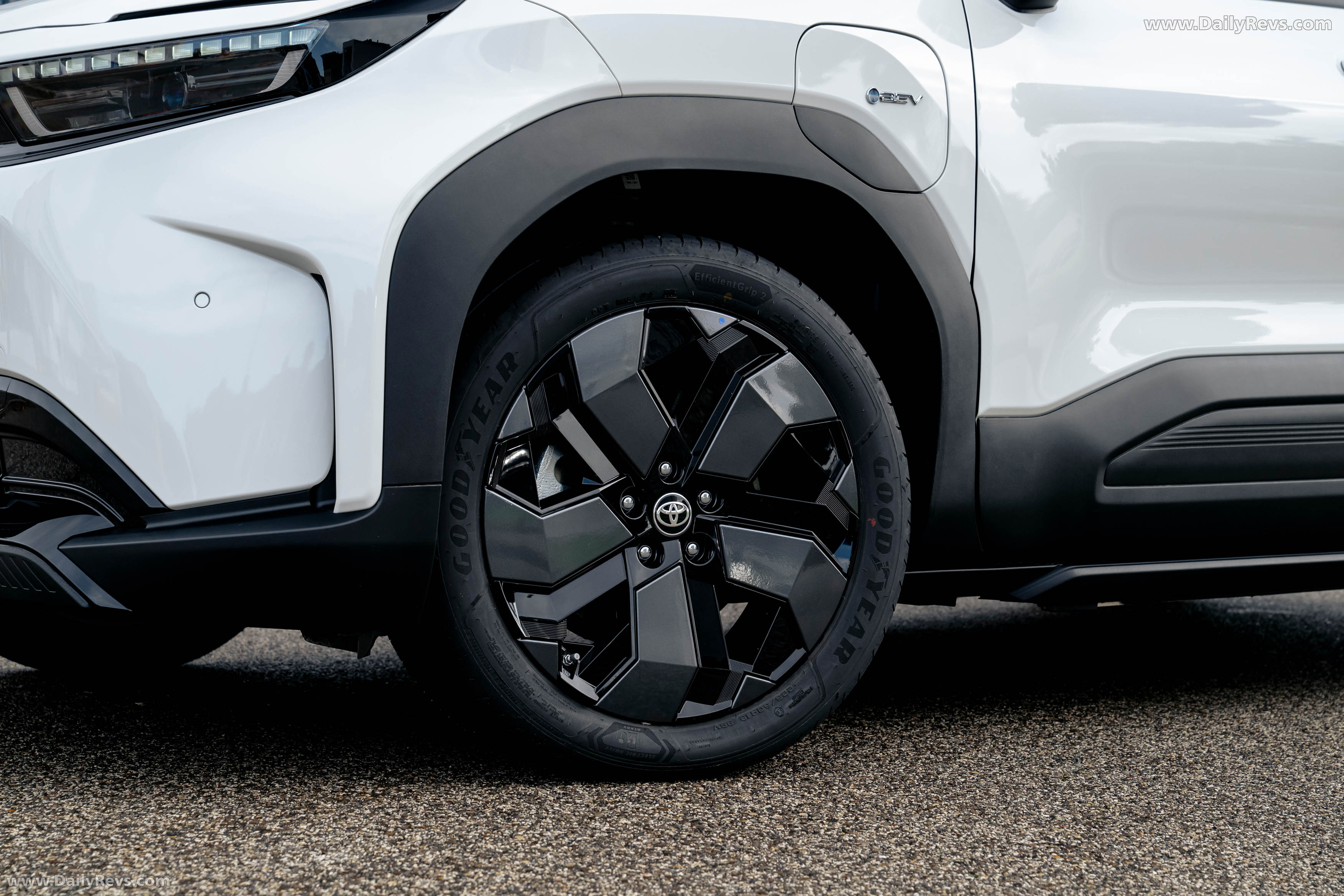 2026 Toyota Urban Cruiser AWD Lunar White Exterior