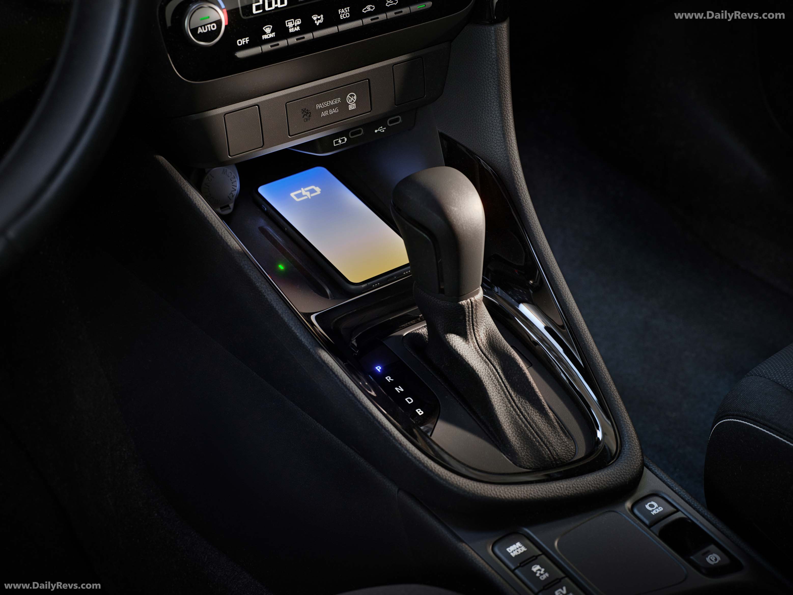 2025 Toyota Yaris Mid Plus Interior