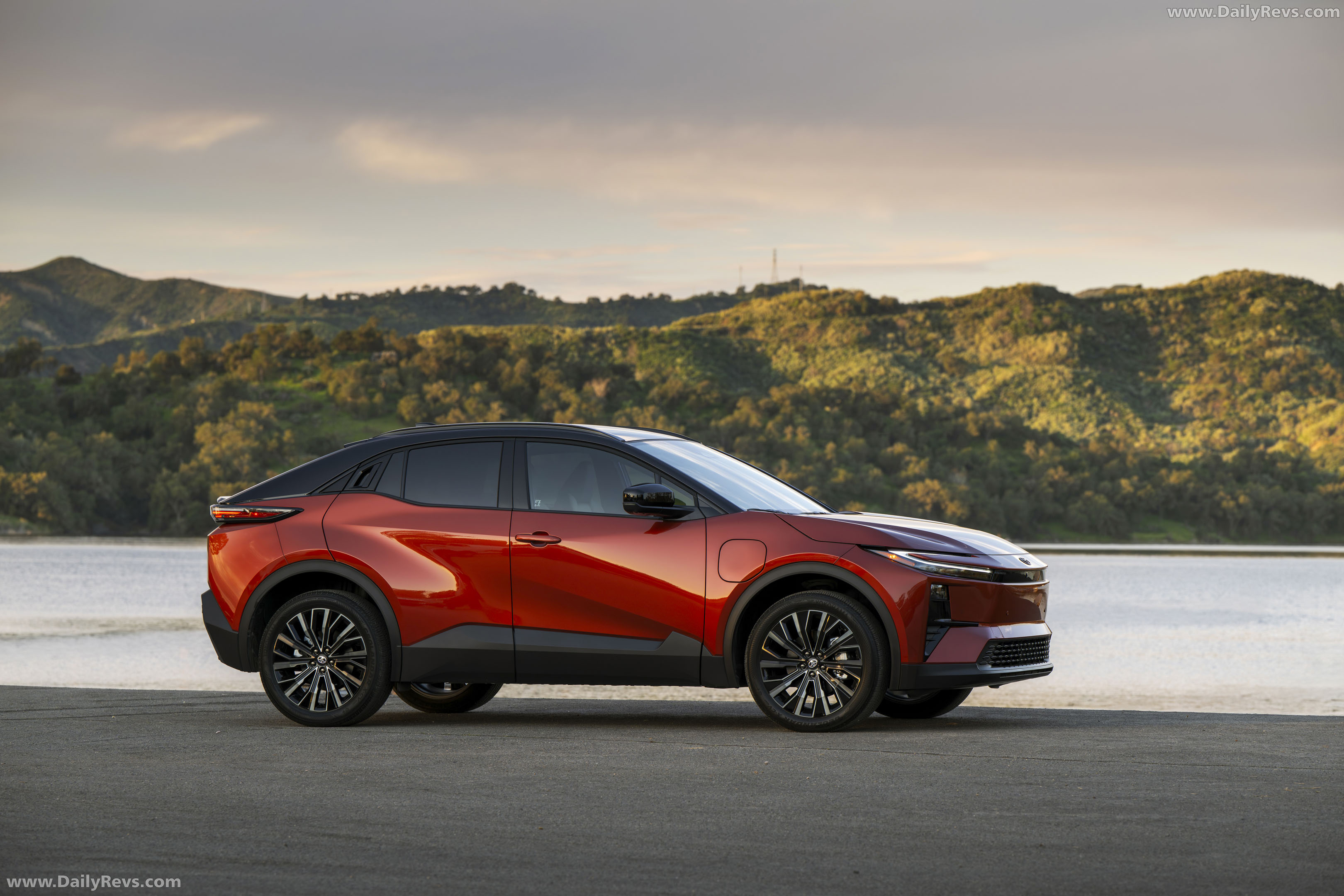 2026 Toyota C-HR XSE Side View