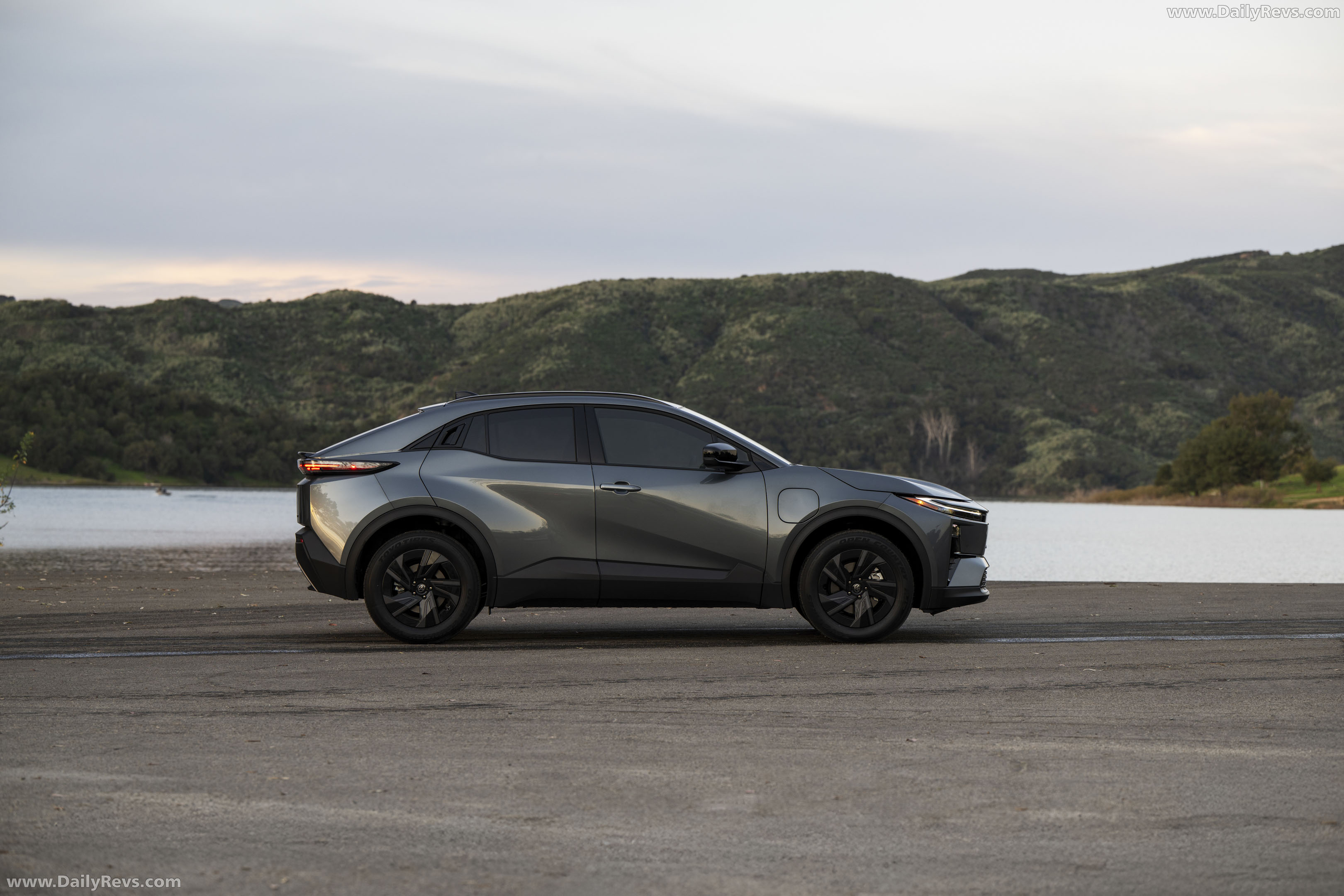 2026 Toyota C-HR SE Side View