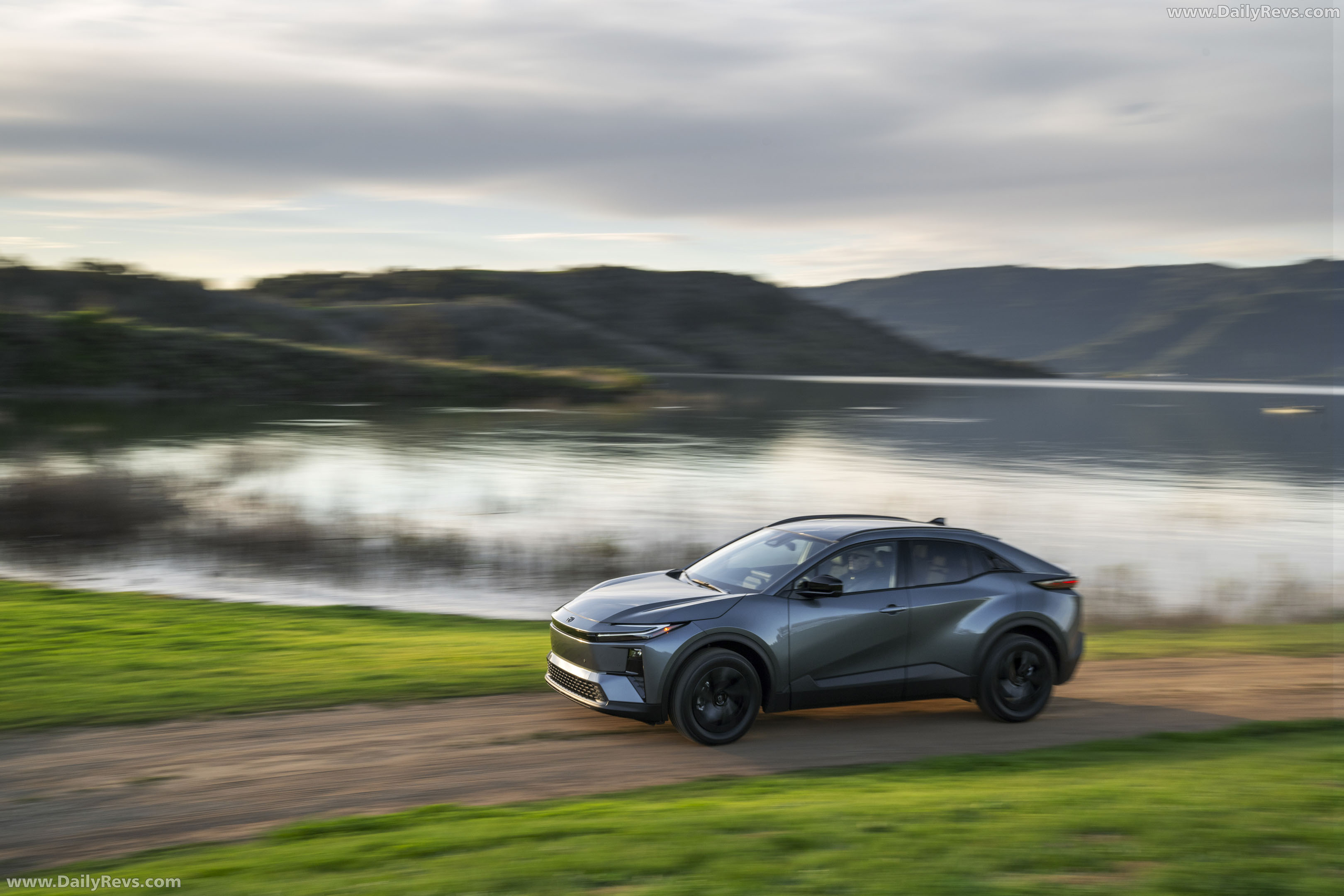 2026 Toyota C-HR SE Side View