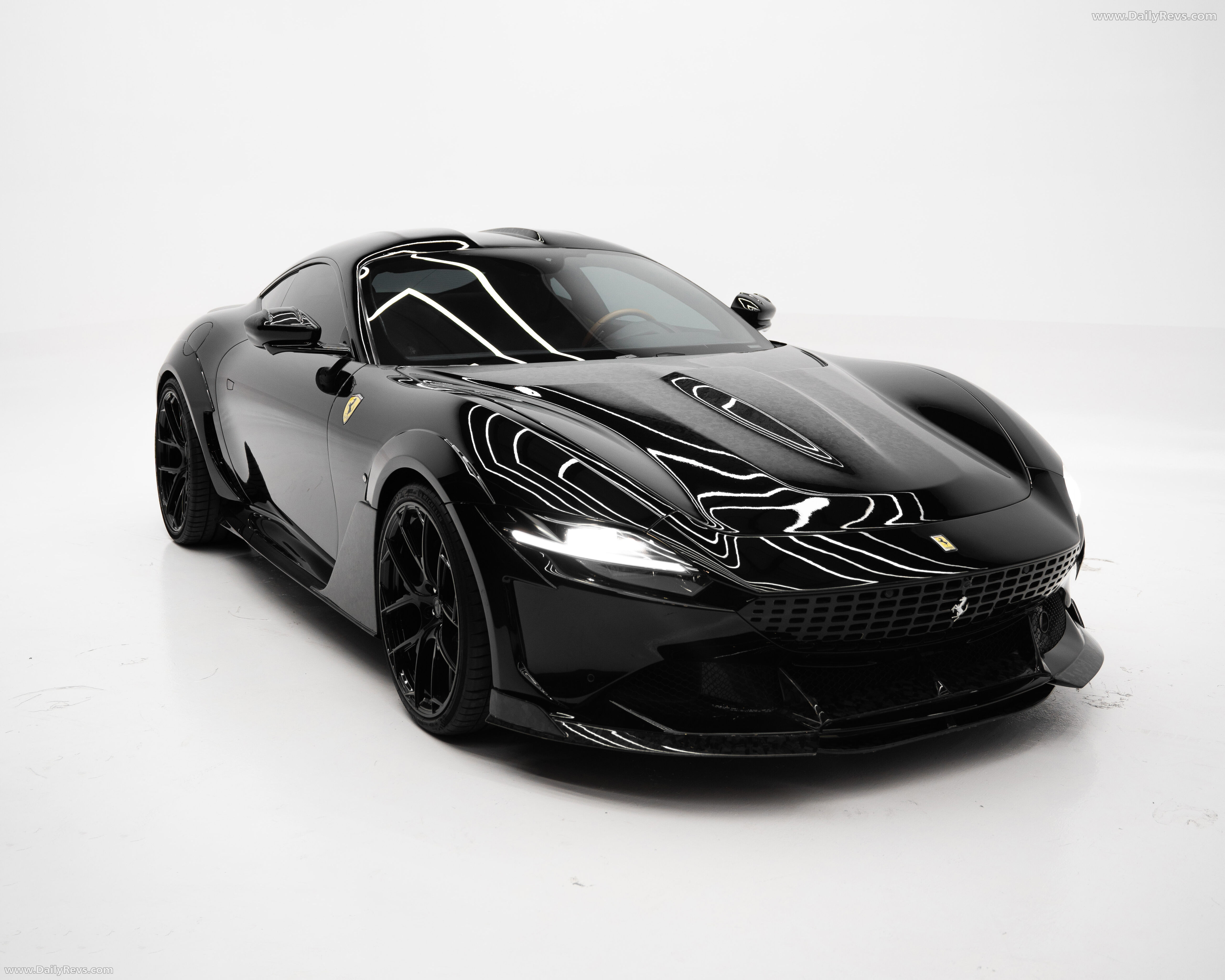 2025 Venuum VXX Roma Front View