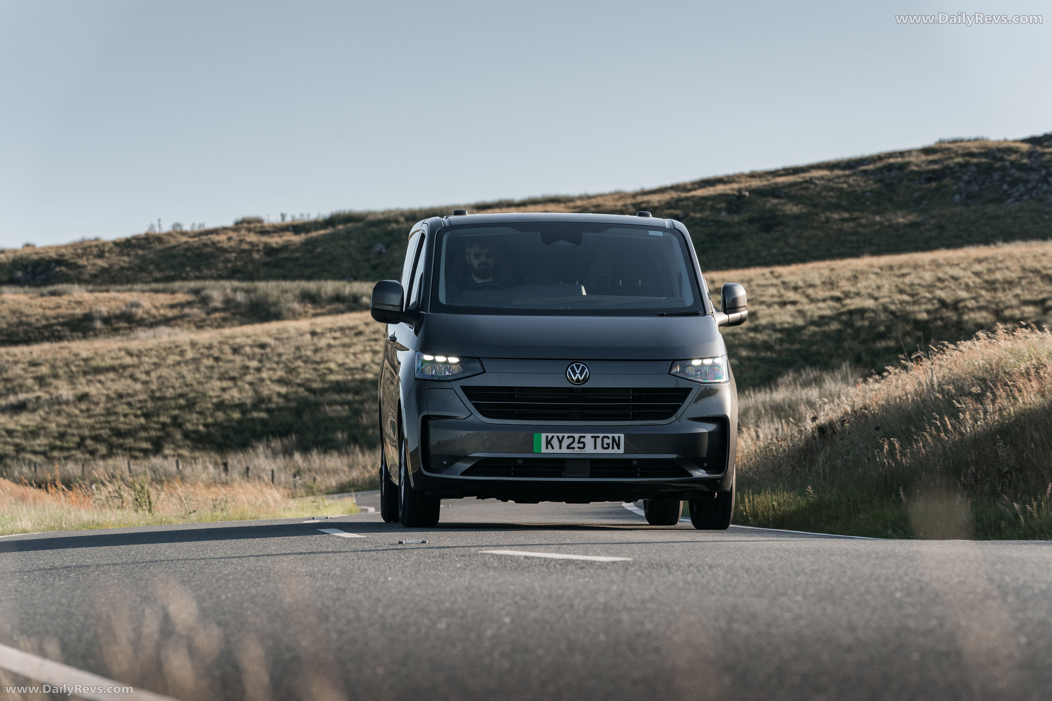 2025 Volkswagen e-Transporter Front View