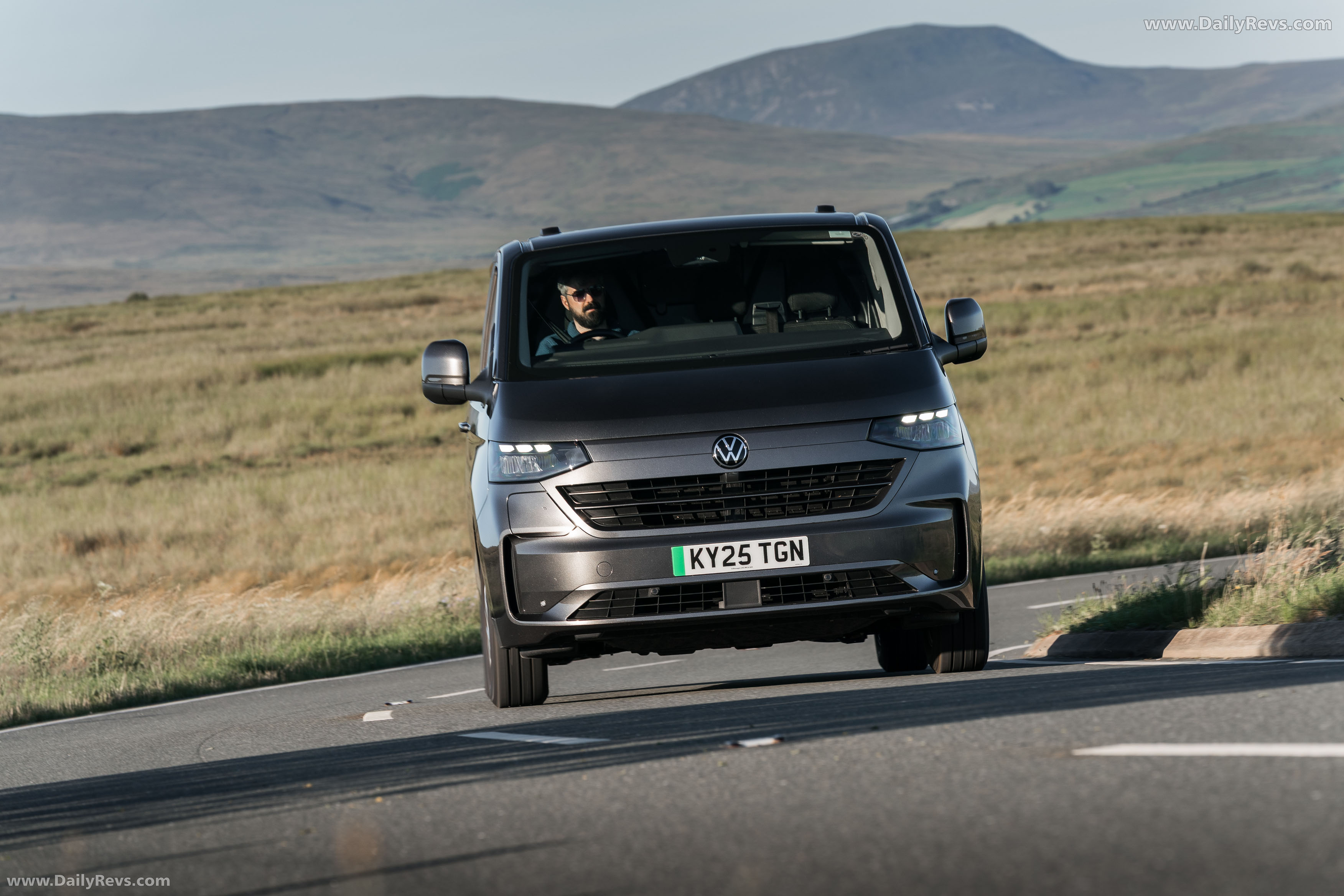 2025 Volkswagen e-Transporter Front View