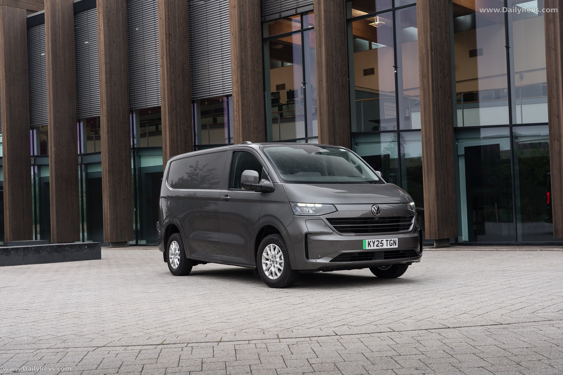 2025 Volkswagen e-Transporter Front View
