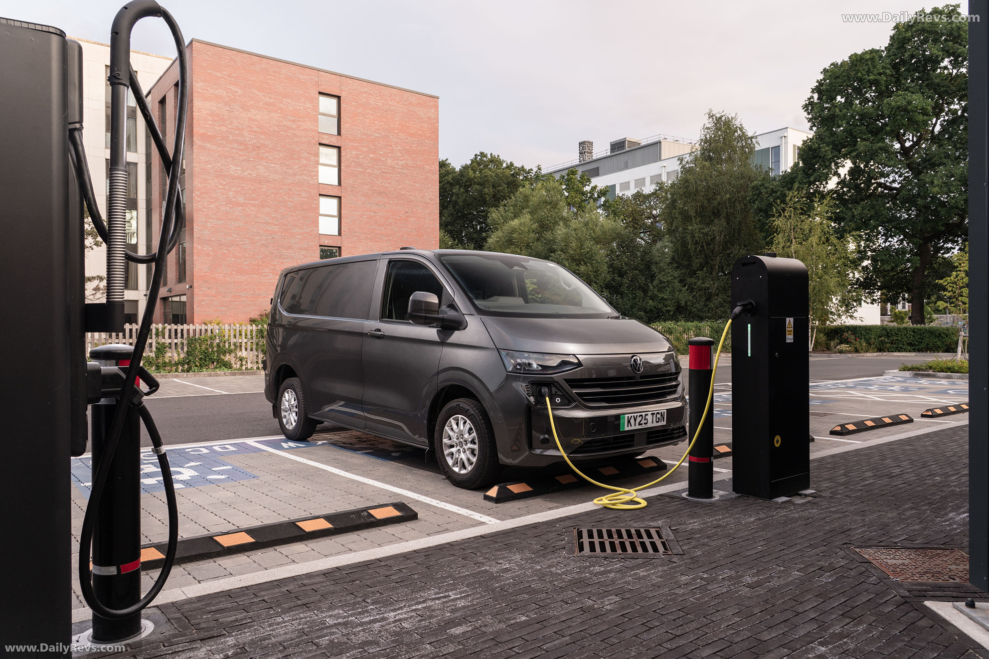 2025 Volkswagen e-Transporter Front View