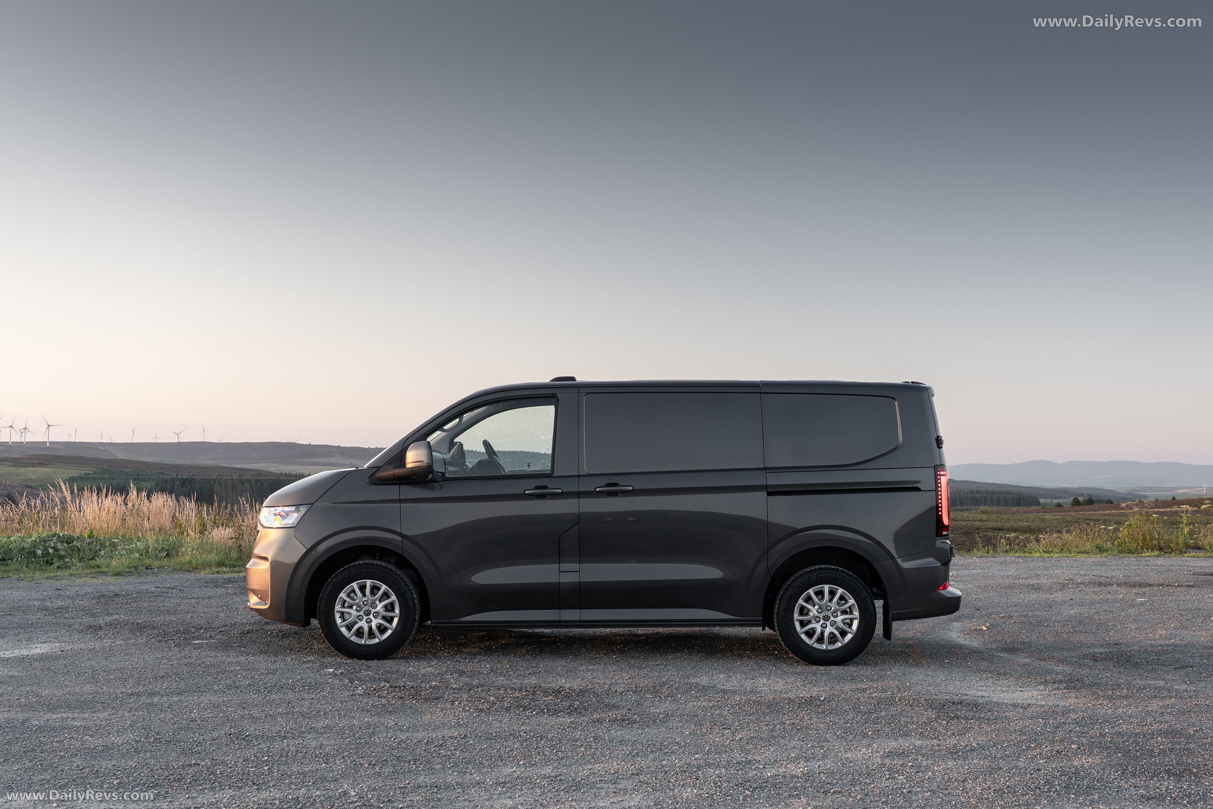 2025 Volkswagen e-Transporter Side View