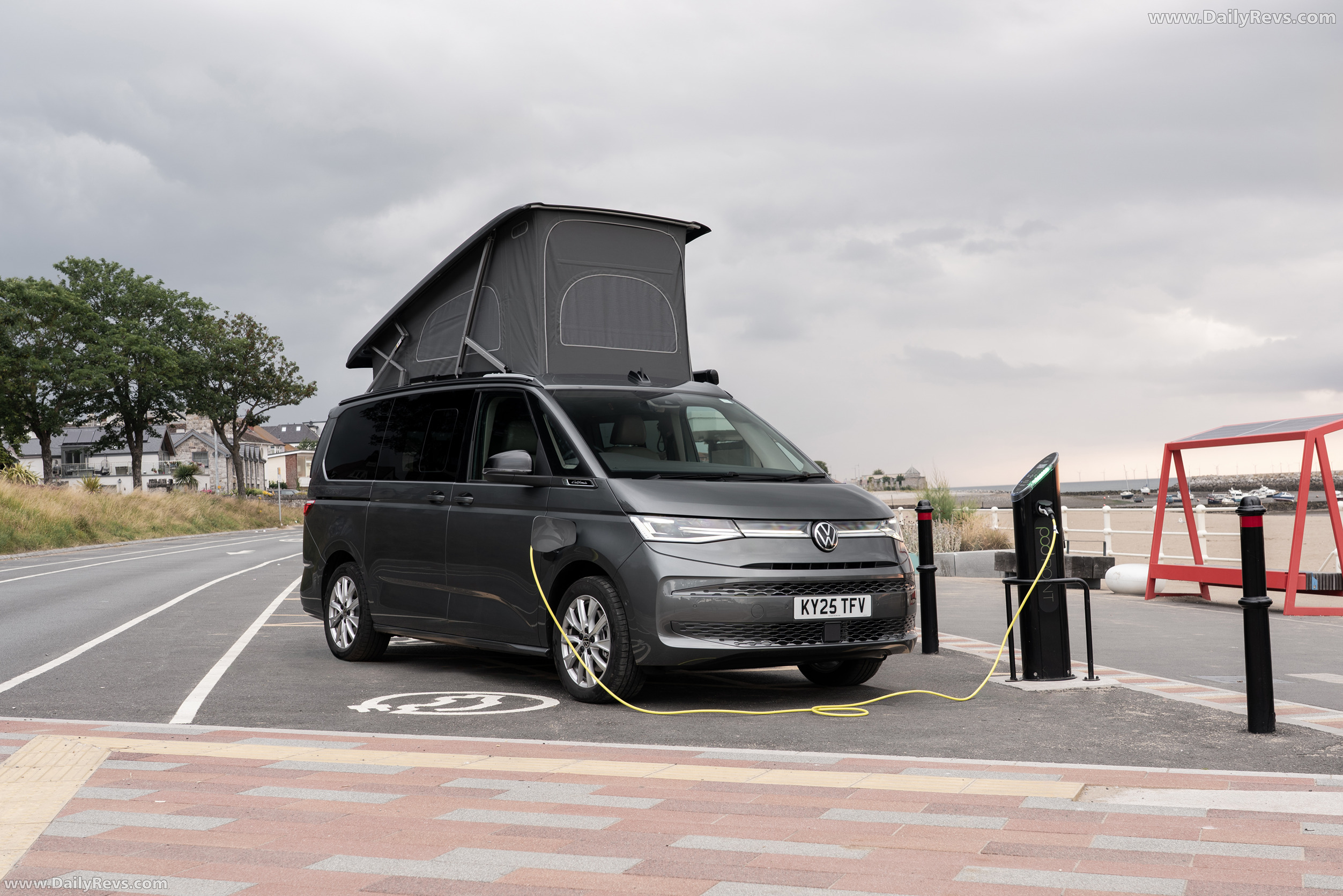 2025 Volkswagen California e-Hybrid Front View
