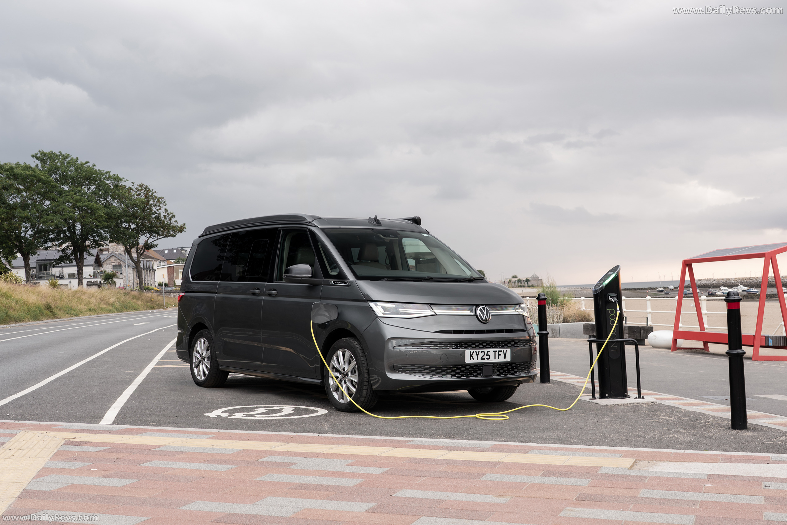 2025 Volkswagen California e-Hybrid Front View