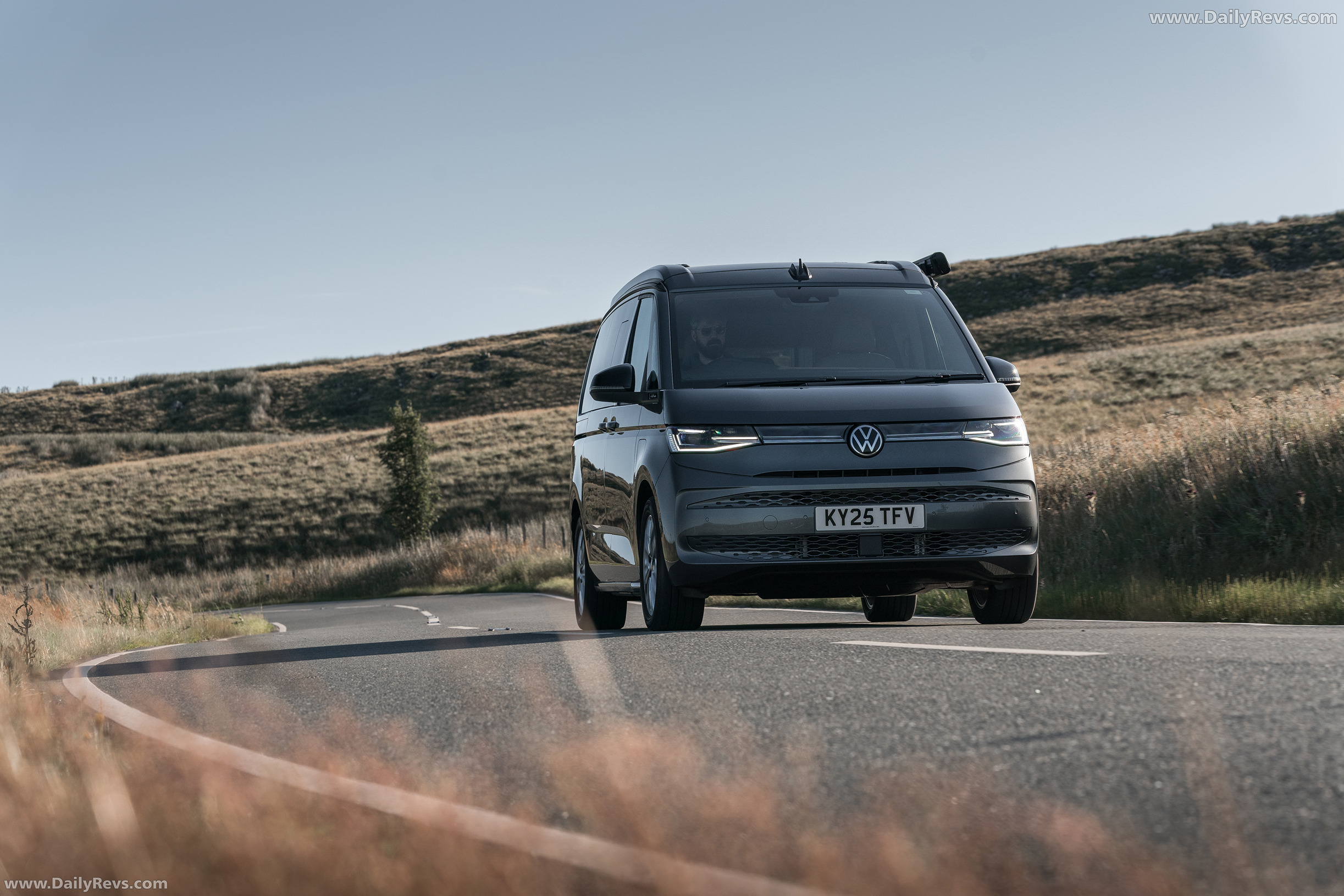 2025 Volkswagen California e-Hybrid Front View