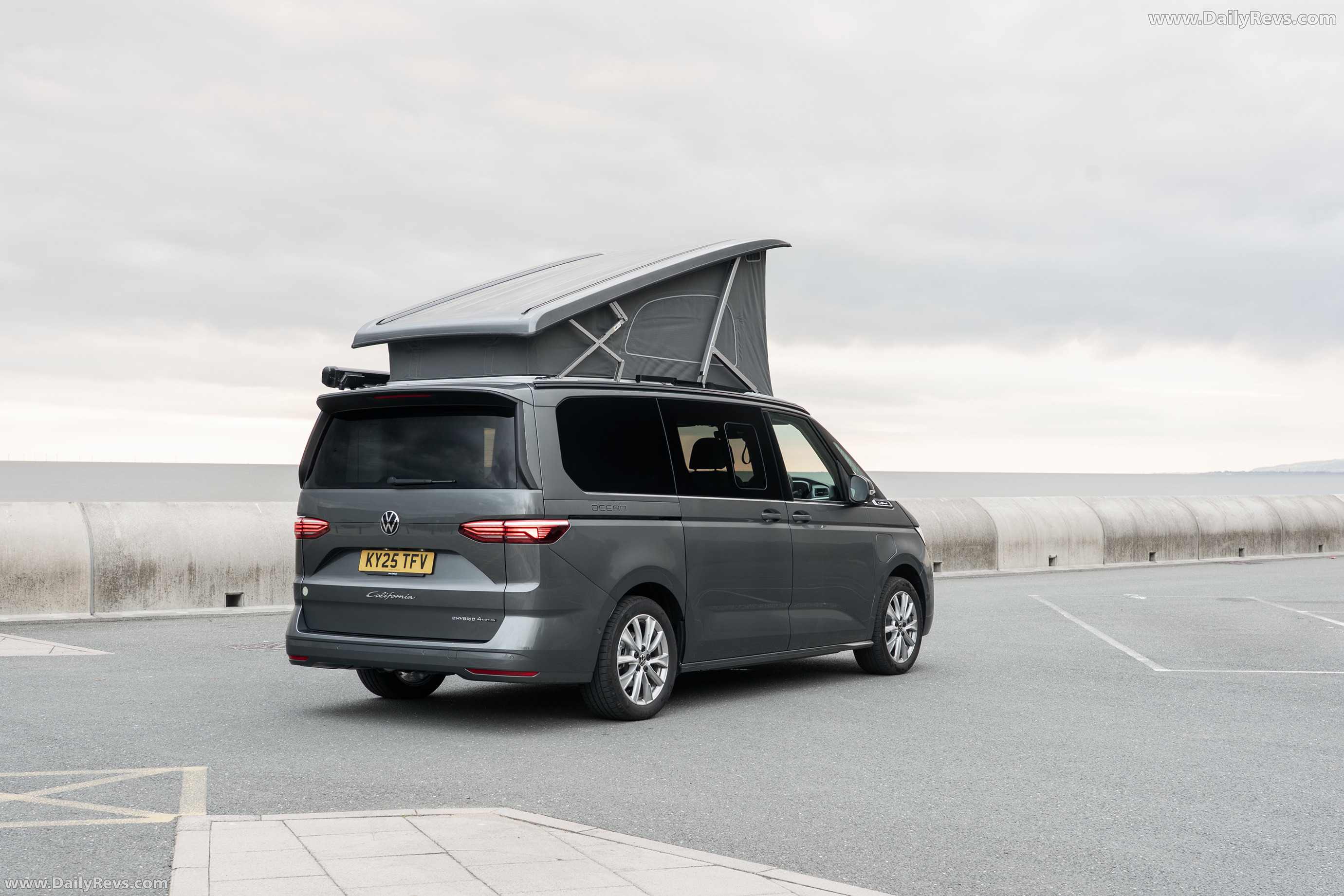 2025 Volkswagen California e-Hybrid Rear View