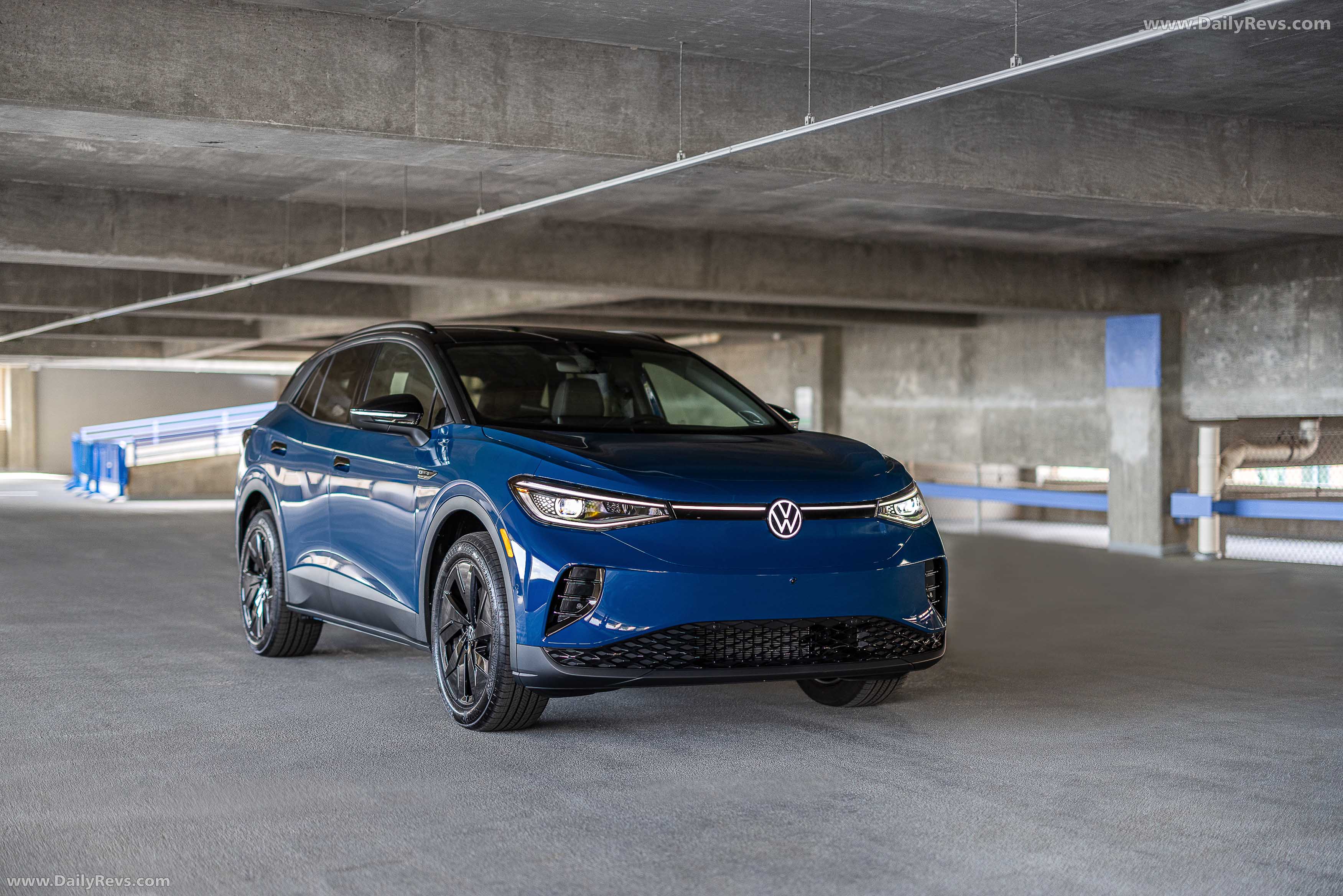 2025 Volkswagen ID.4 Black Package Front View