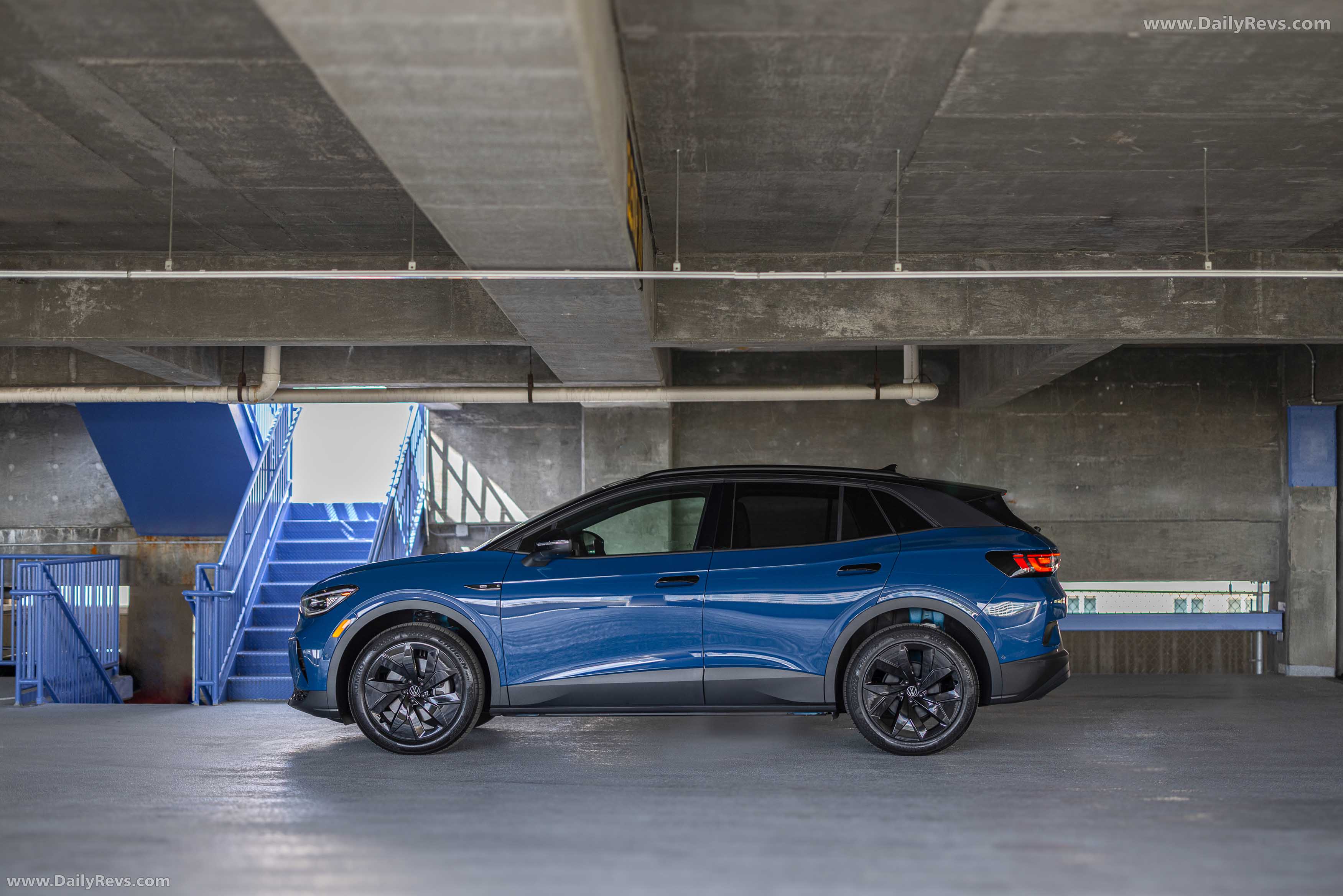 2025 Volkswagen ID.4 Black Package Side View