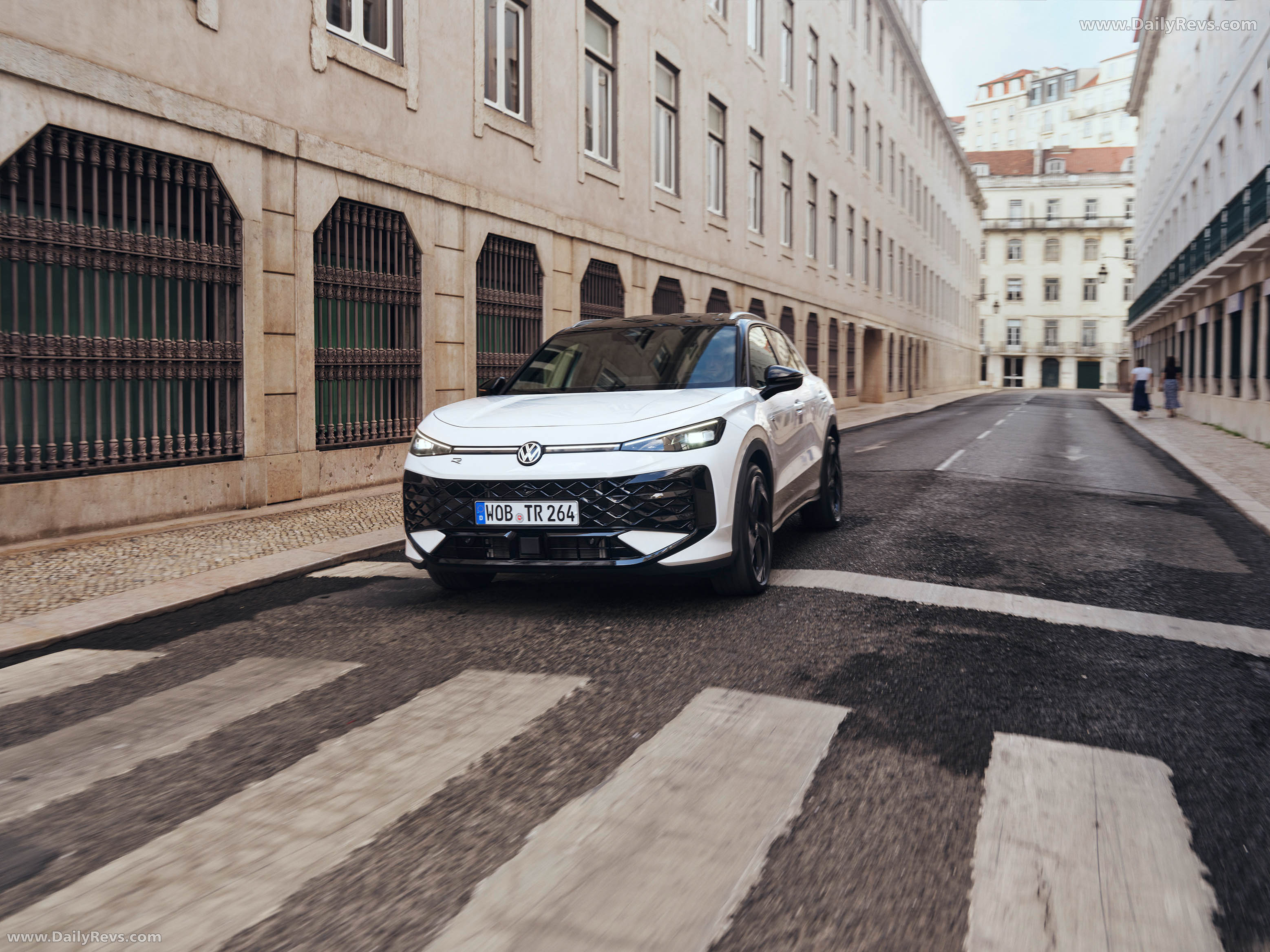 2026 Volkswagen T-Roc eTSI R-Line Front View