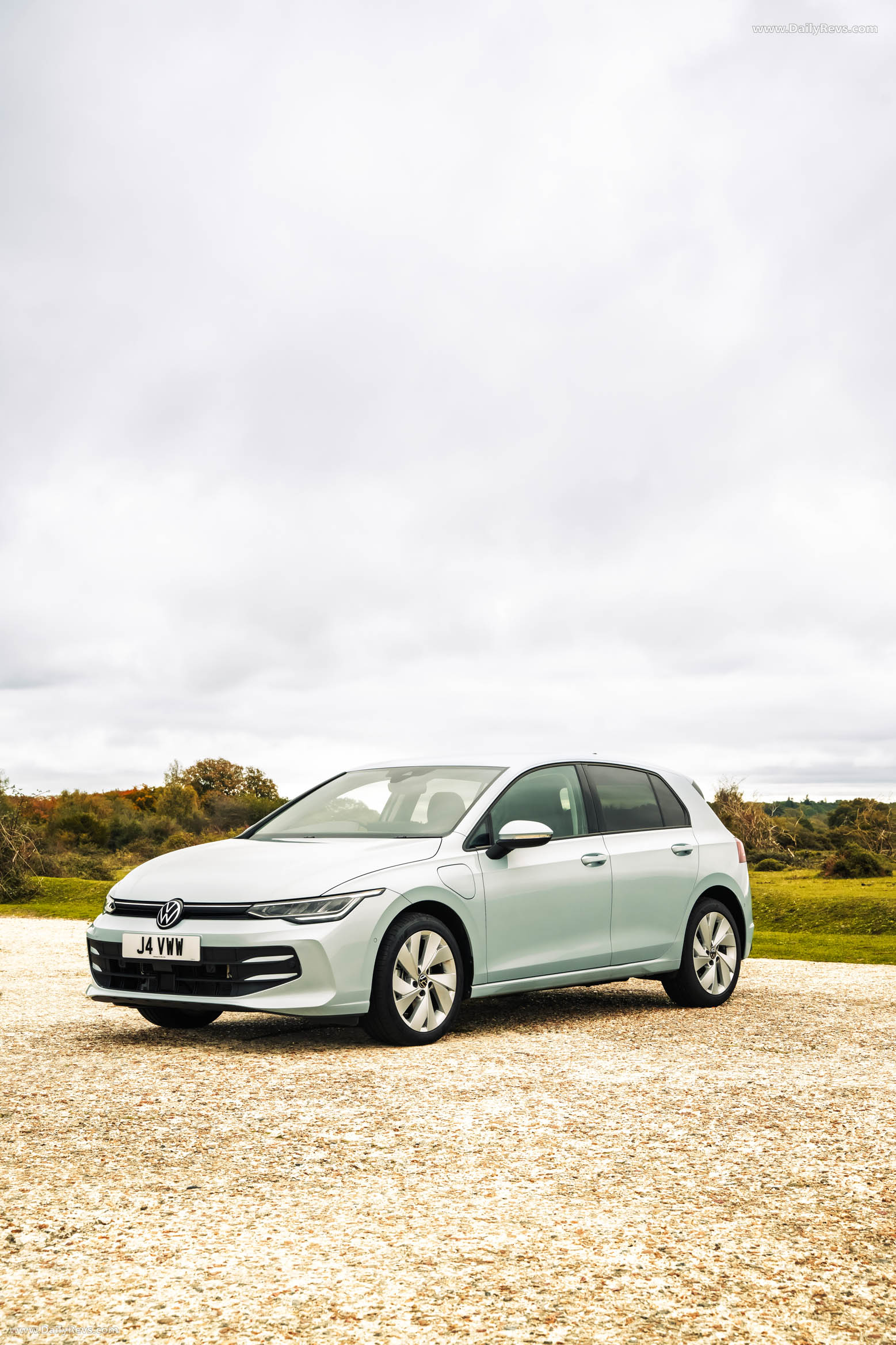2025 Volkswagen Golf Match eHybrid Front View