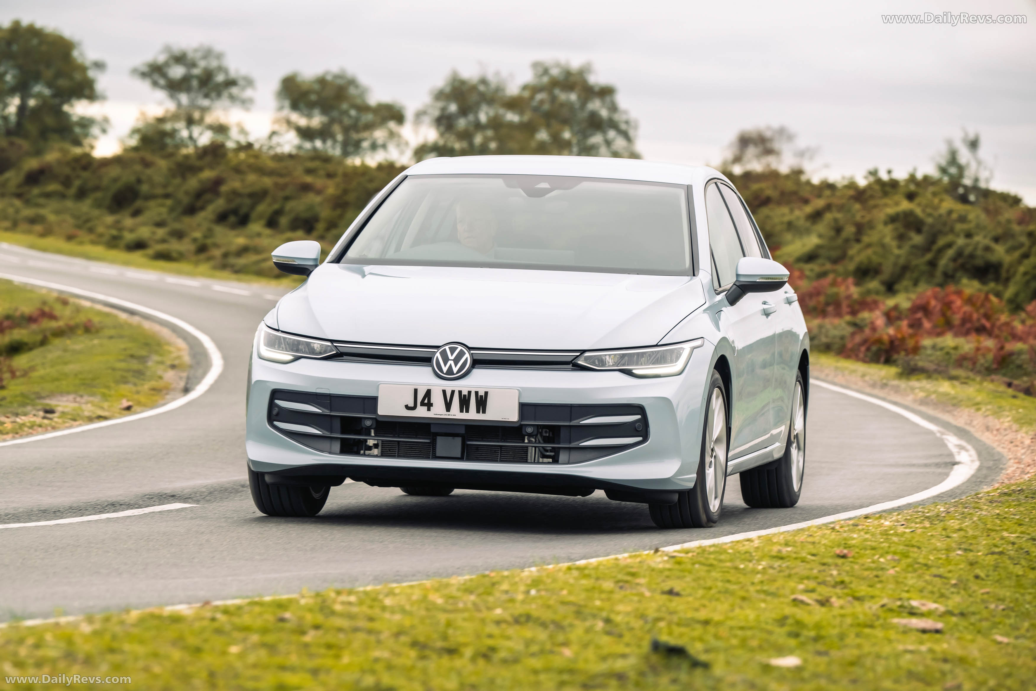 2025 Volkswagen Golf Match eHybrid Front View