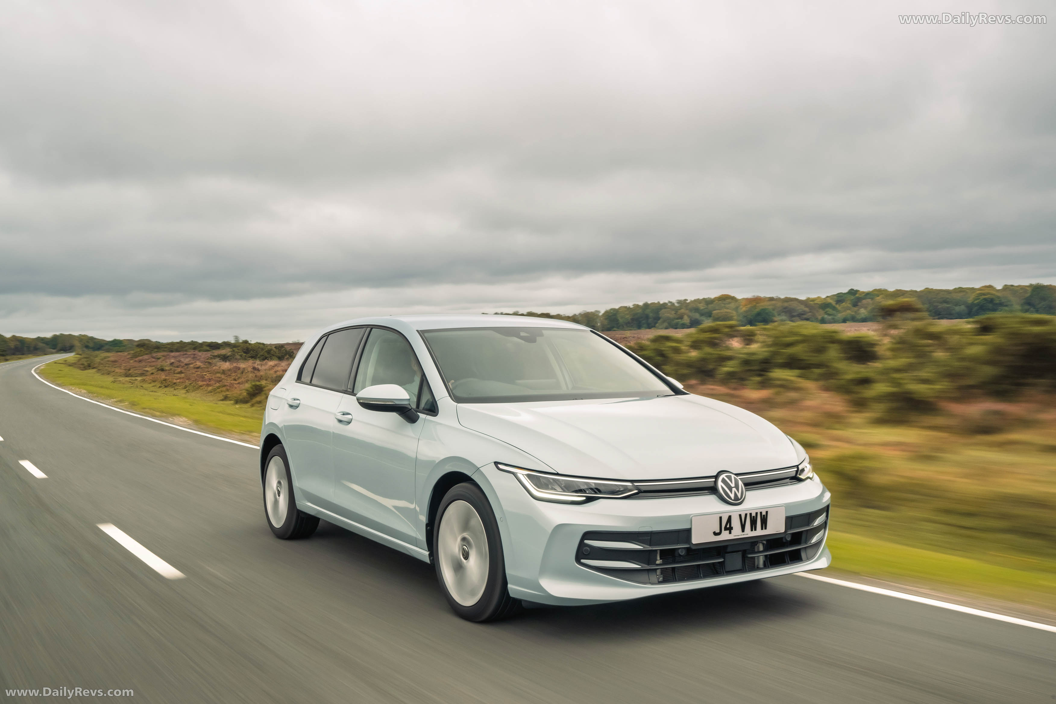 2025 Volkswagen Golf Match eHybrid Front View