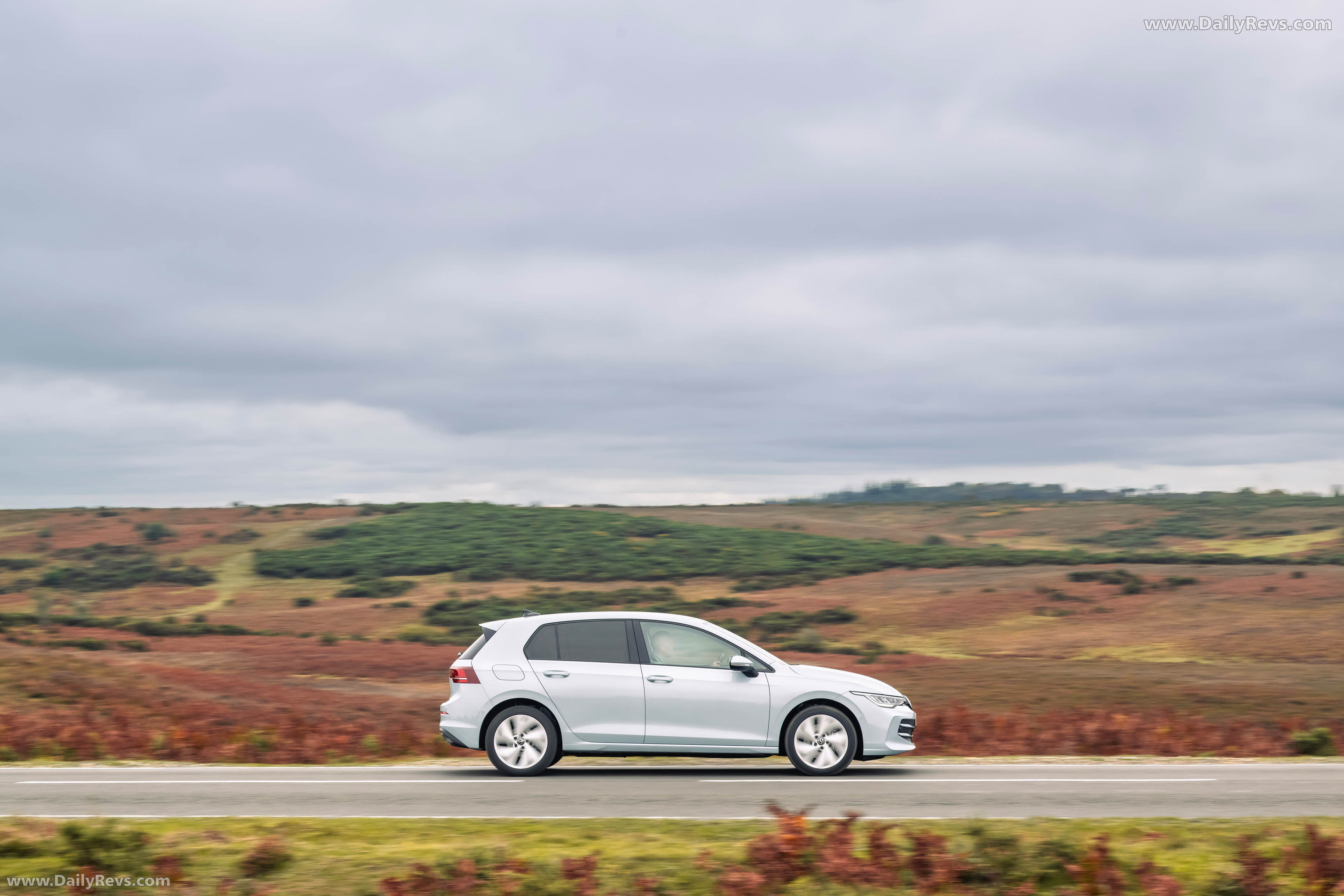 2025 Volkswagen Golf Match eHybrid Side View