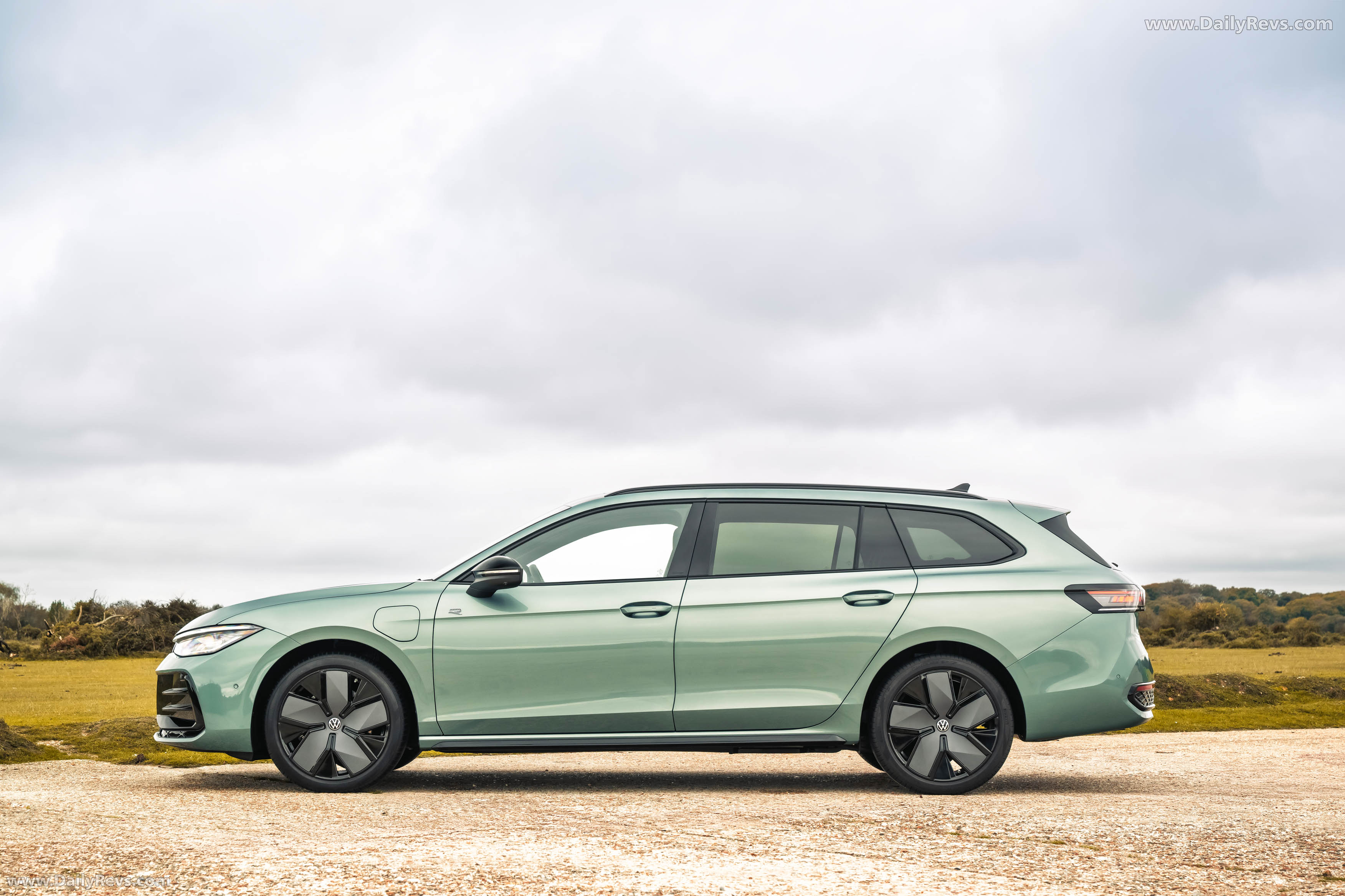2025 Volkswagen Passat Black Edition eHybrid UK Version Side View