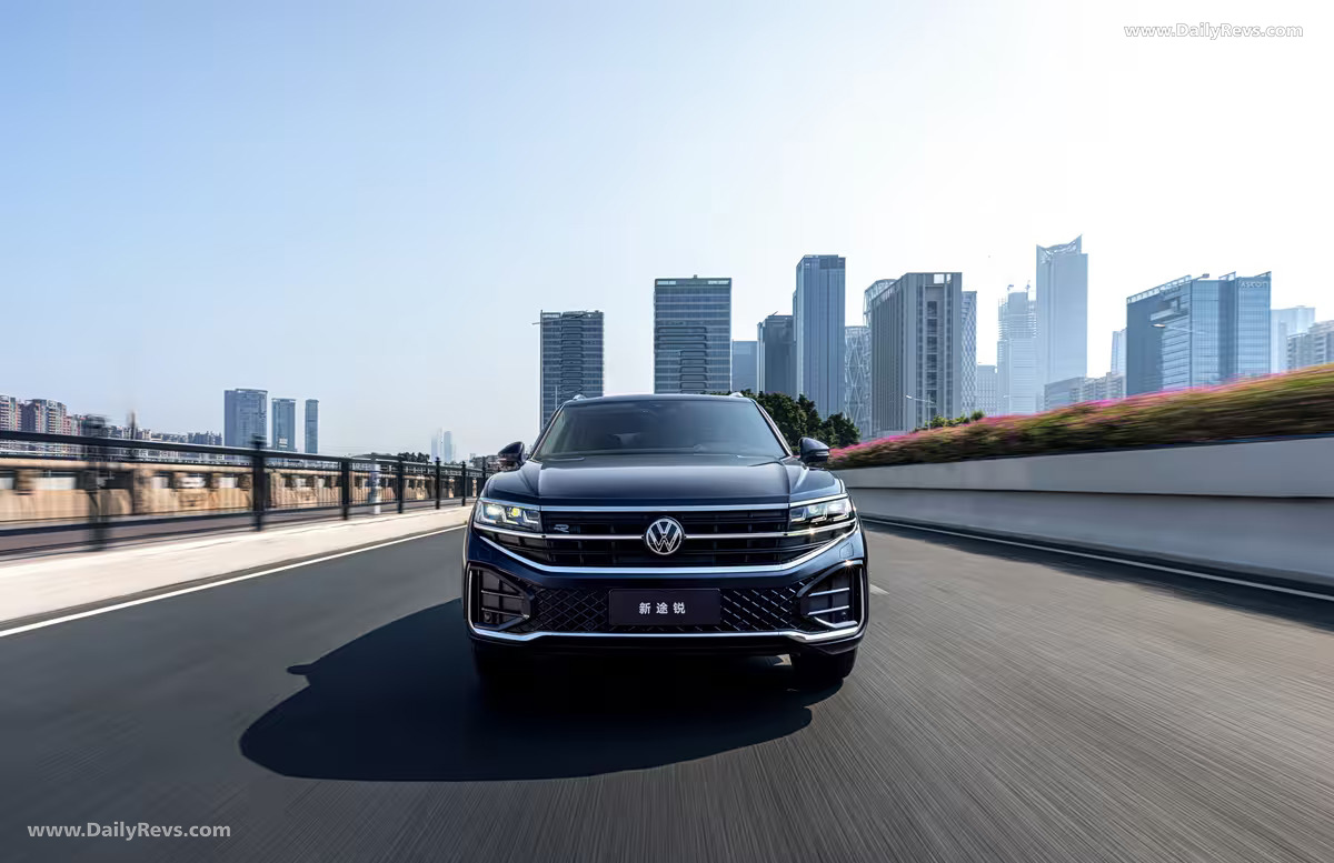 2026 Volkswagen Touareg R Cross Edition Front View