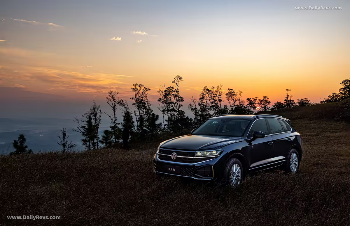 2026 Volkswagen Touareg R Cross Edition Front View