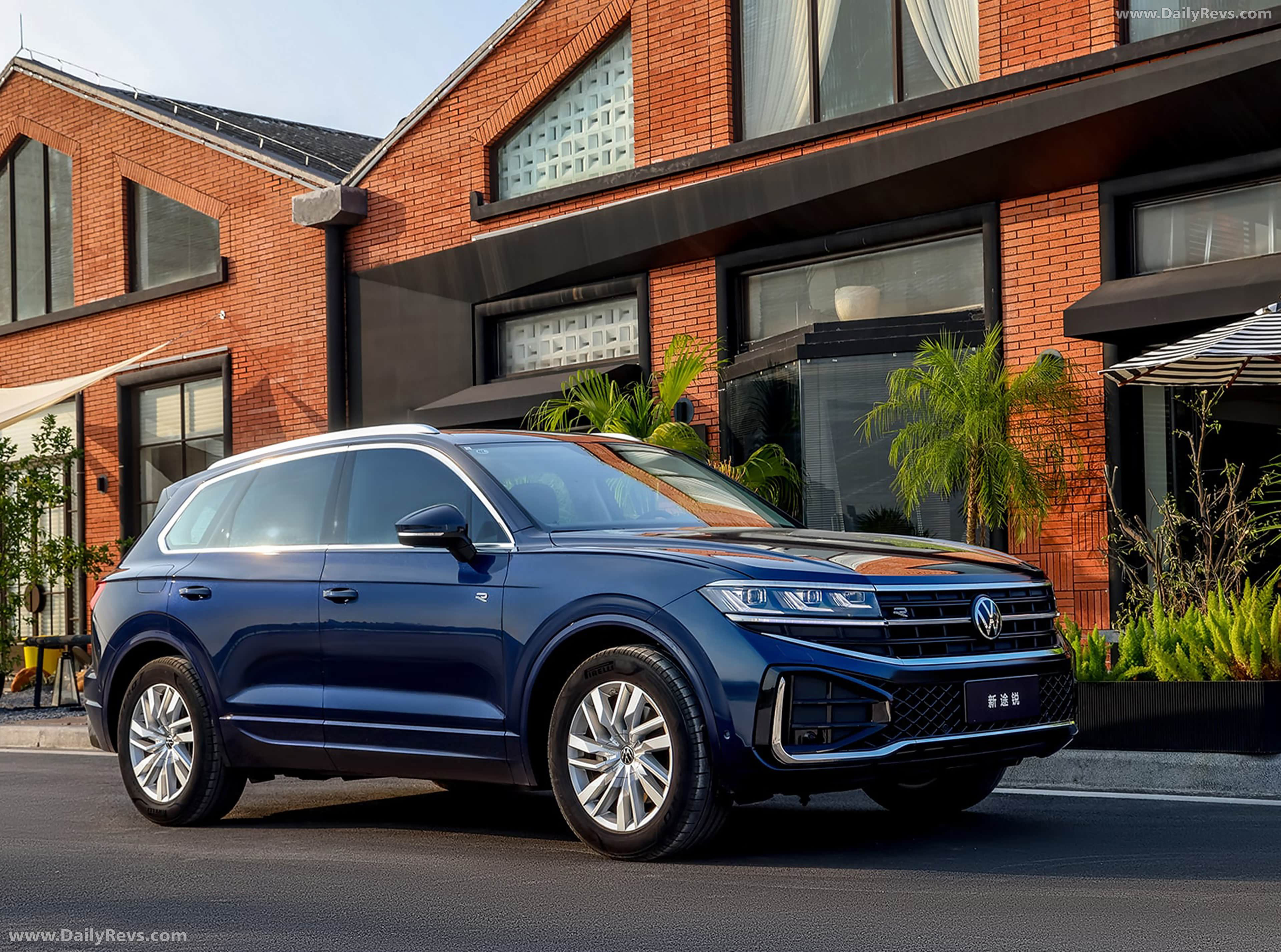 2026 Volkswagen Touareg R Cross Edition Front View