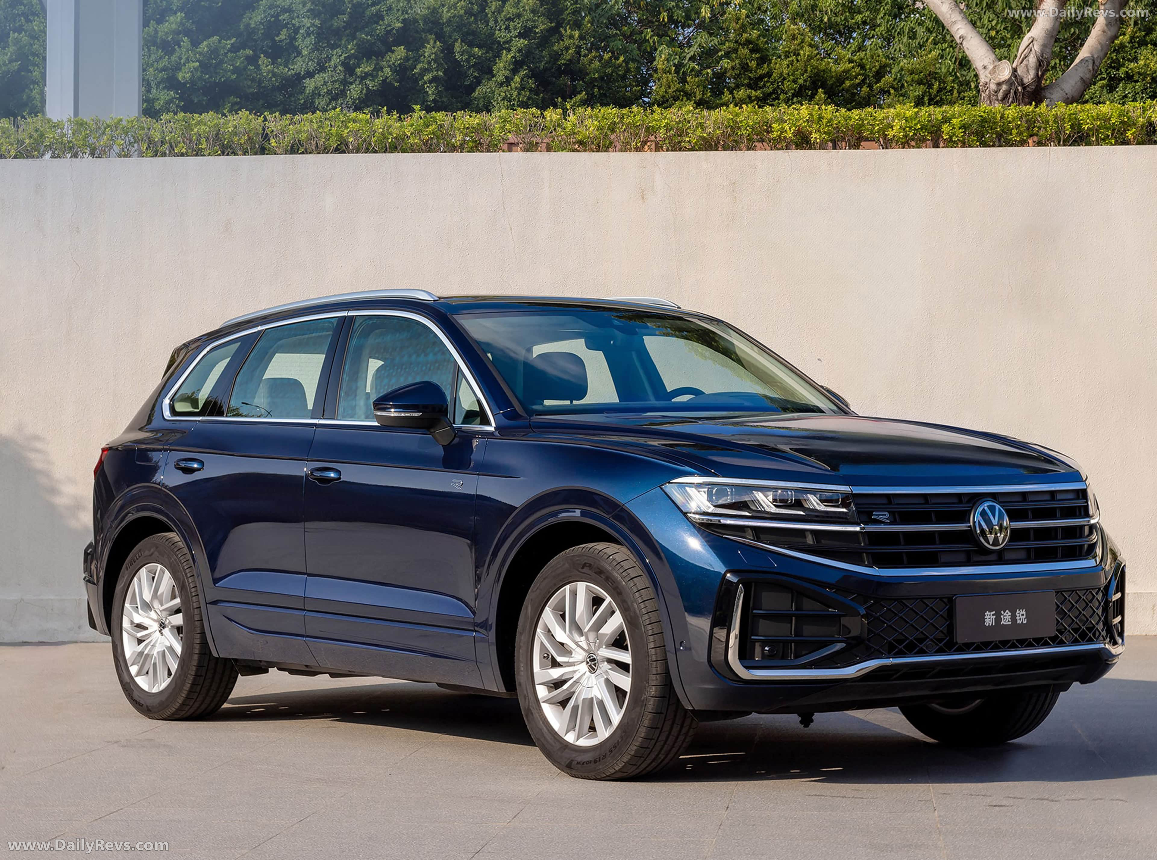 2026 Volkswagen Touareg R Cross Edition Front View