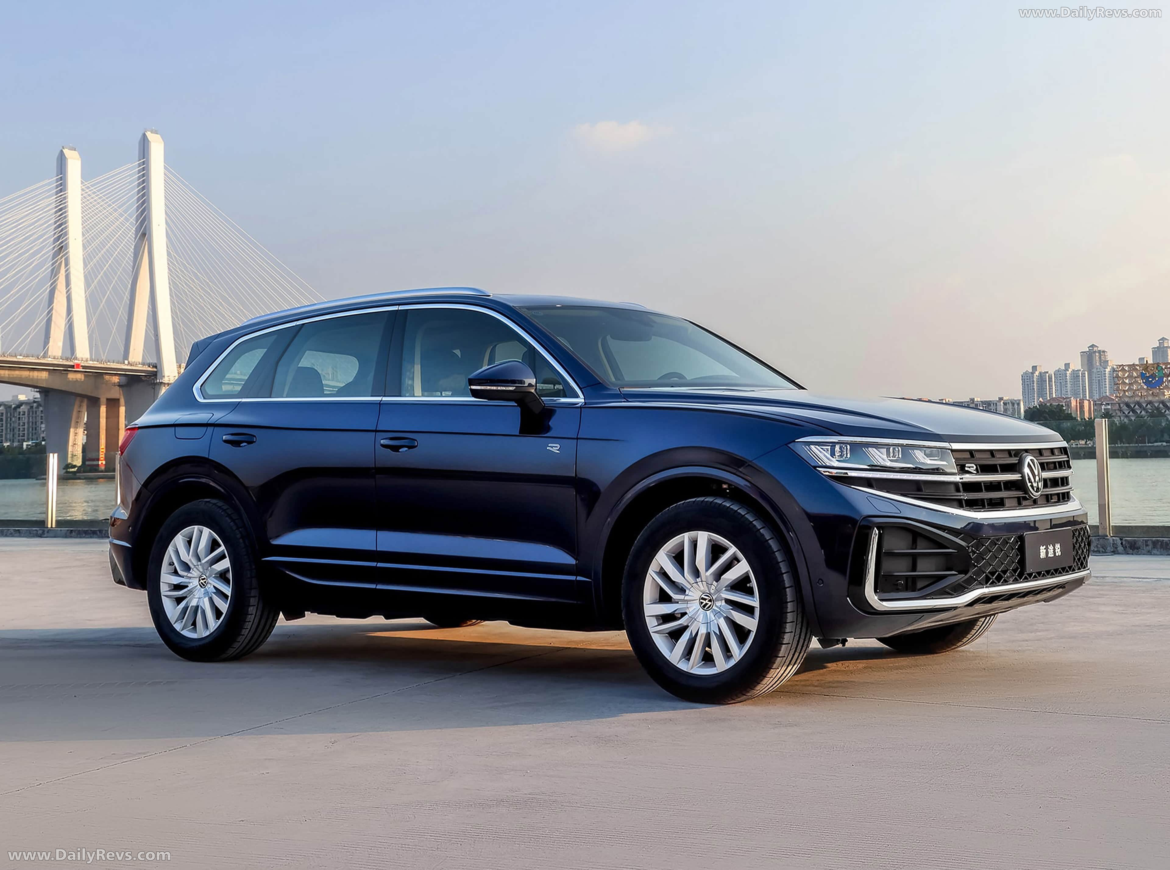 2026 Volkswagen Touareg R Cross Edition Side View