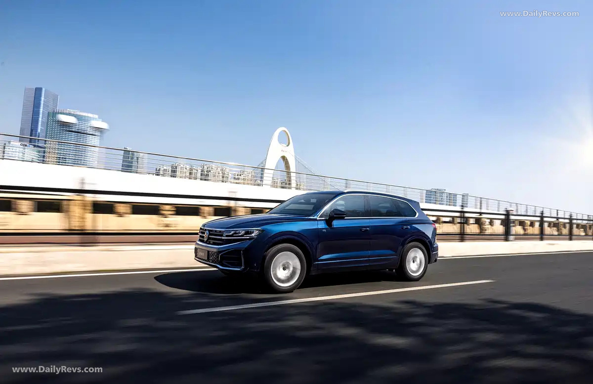 2026 Volkswagen Touareg R Cross Edition Side View