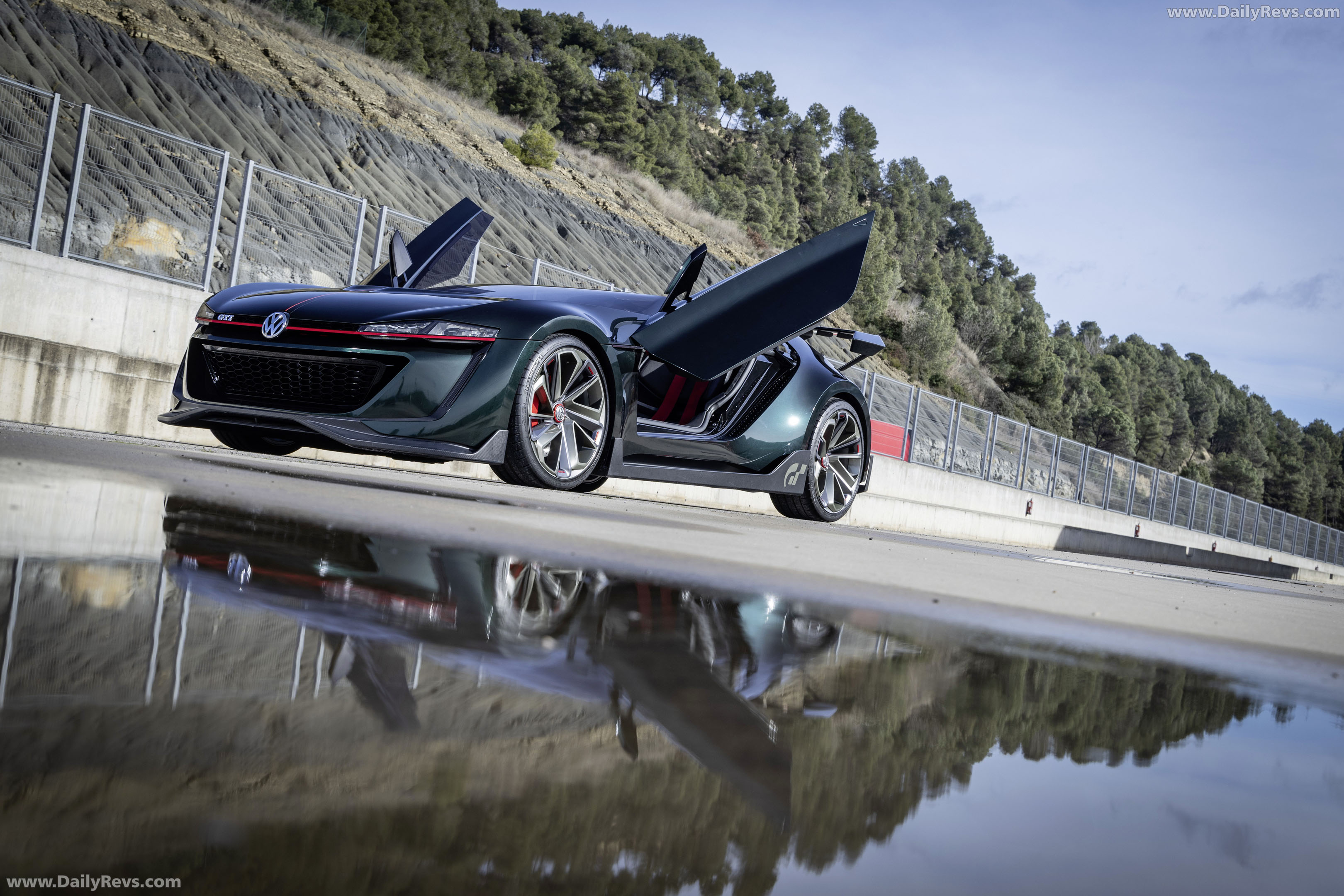 2014 Volkswagen GTI Roadster Concept Front View