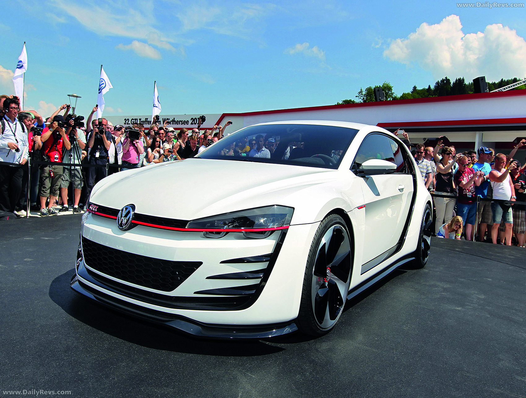 2013 Volkswagen Design Vision GTI Concept Front View