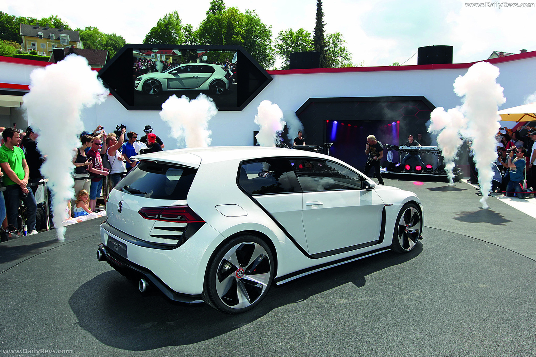 2013 Volkswagen Design Vision GTI Concept Rear View
