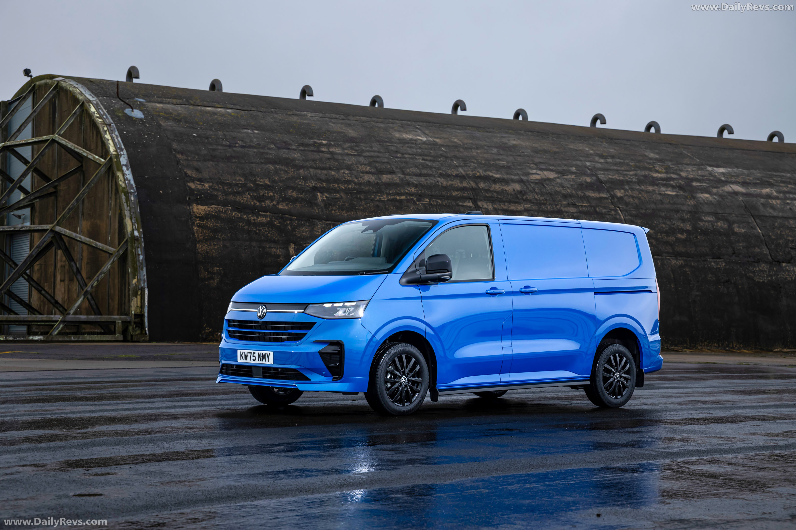2026 Volkswagen Transporter Commerce Pro S Front View