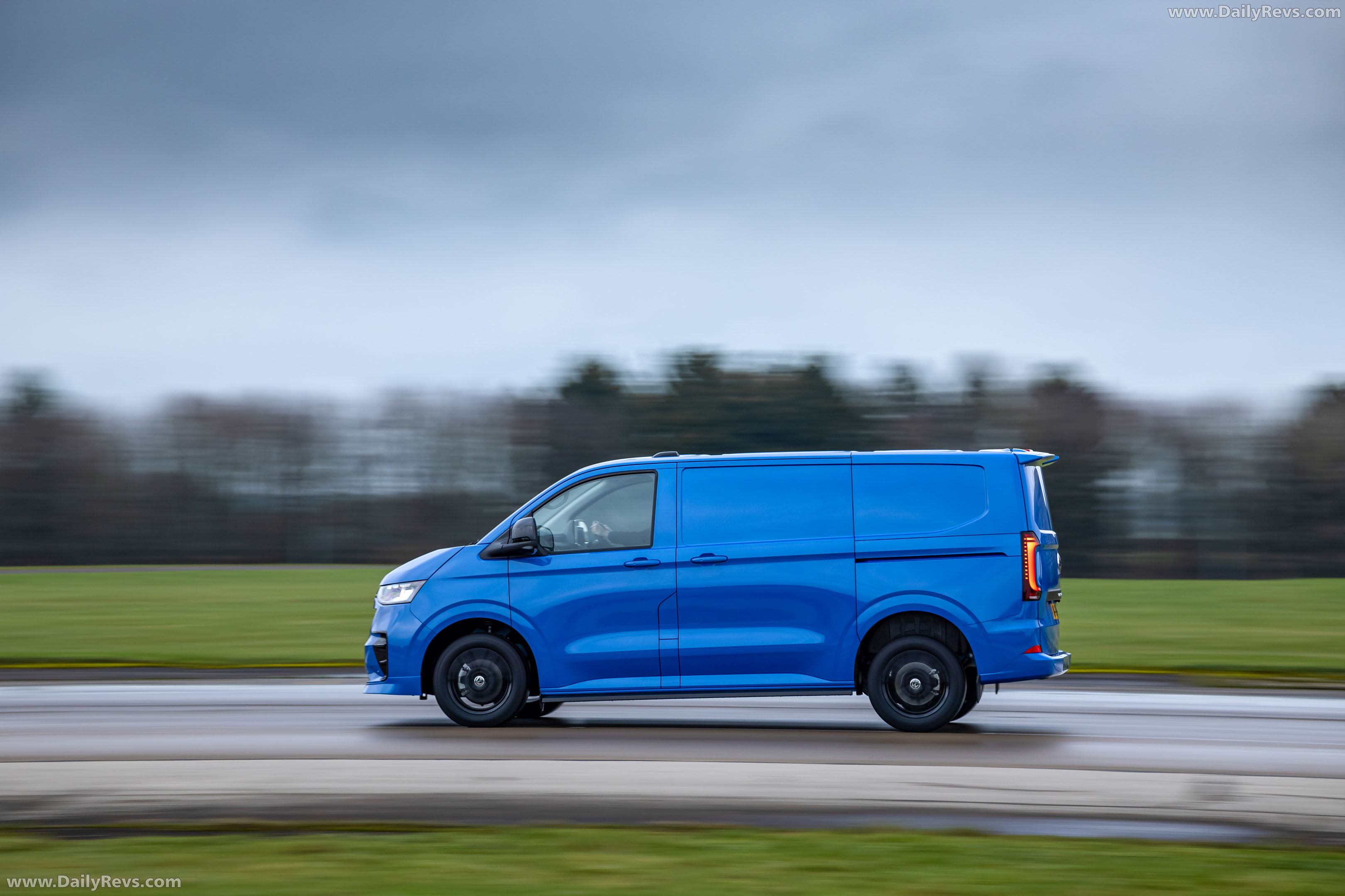 2026 Volkswagen Transporter Commerce Pro S Side View