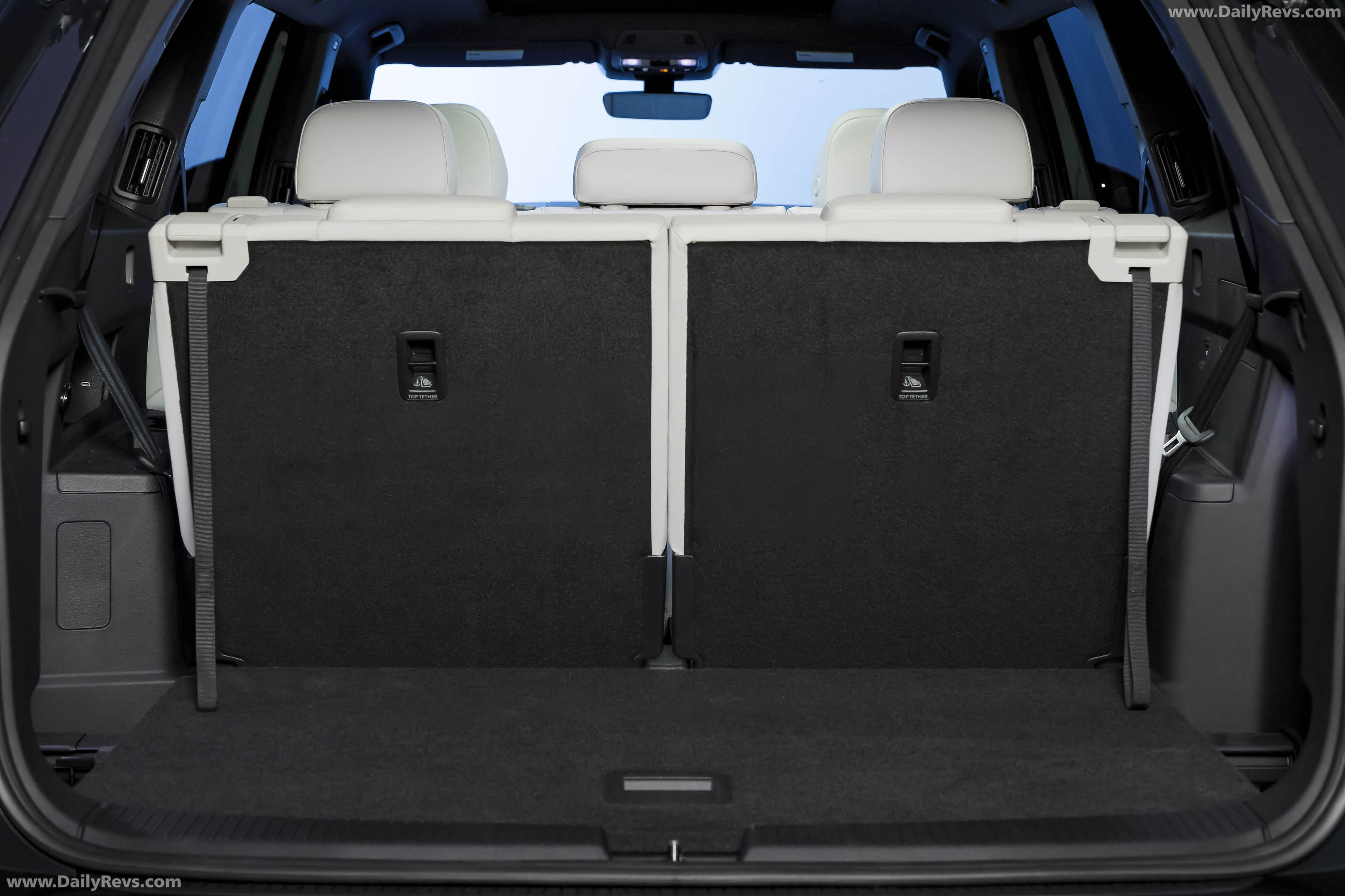 2027 Volkswagen Atlas R-Line Interior