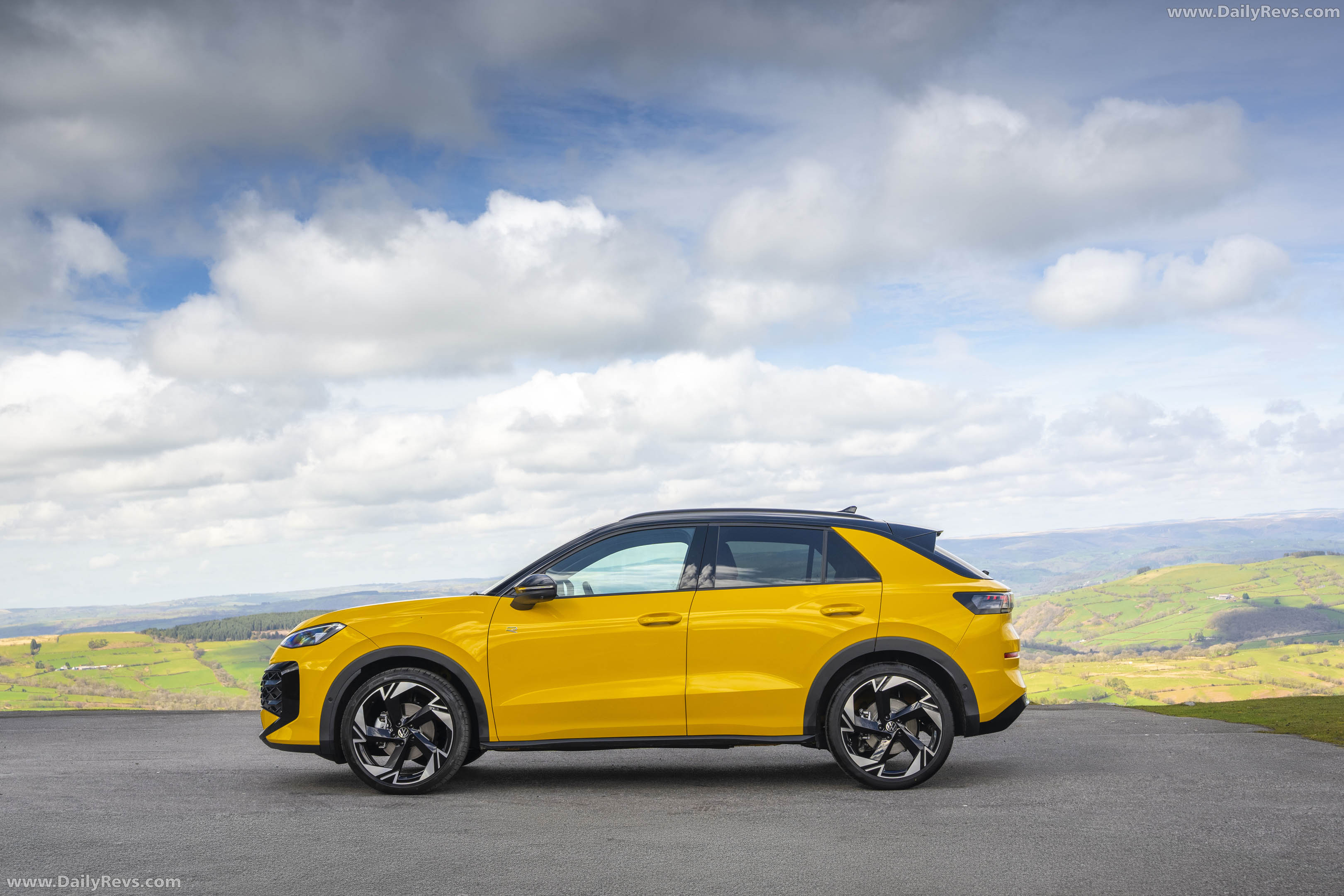 2026 Volkswagen T-Roc R-Line UK Version Side View